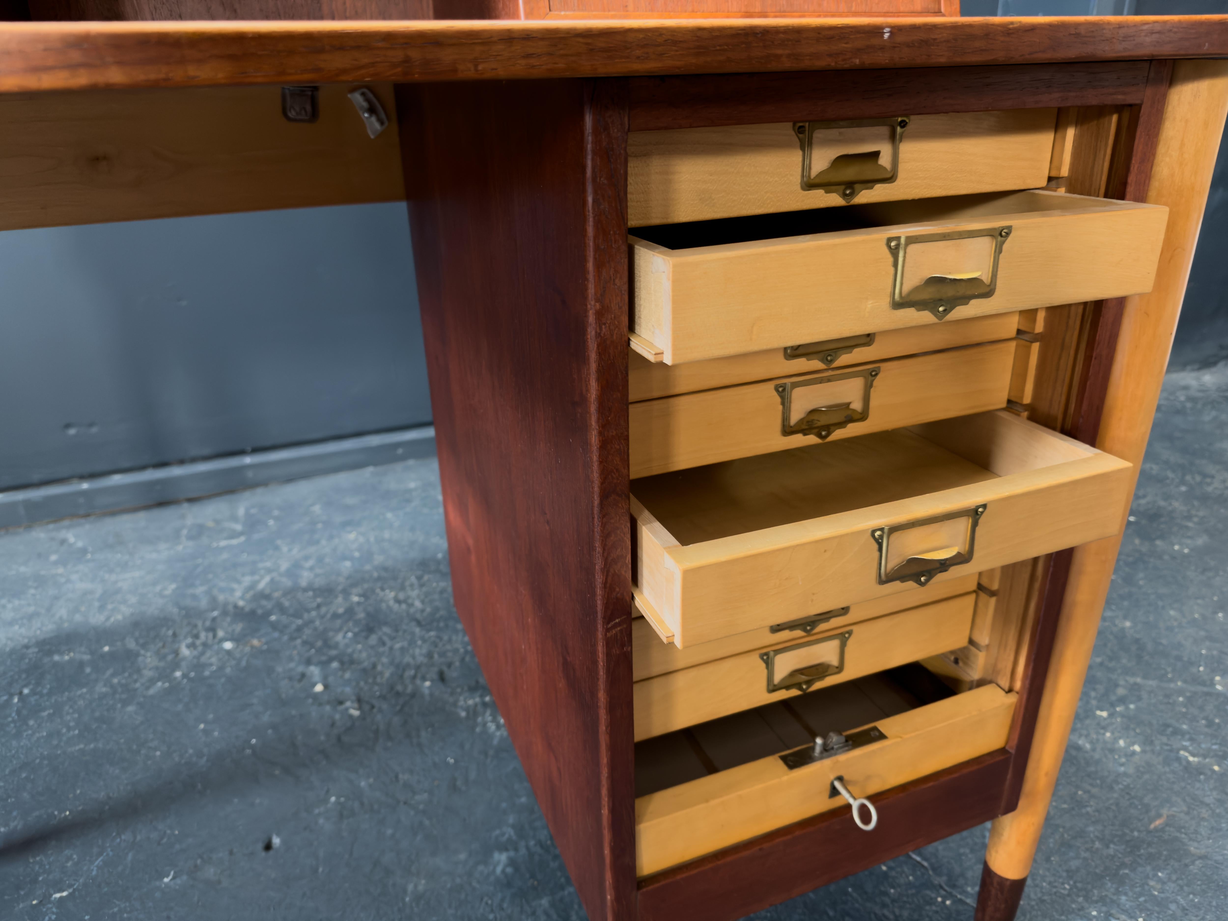 Scrivania in teak con unità a tamburo in vendita 6