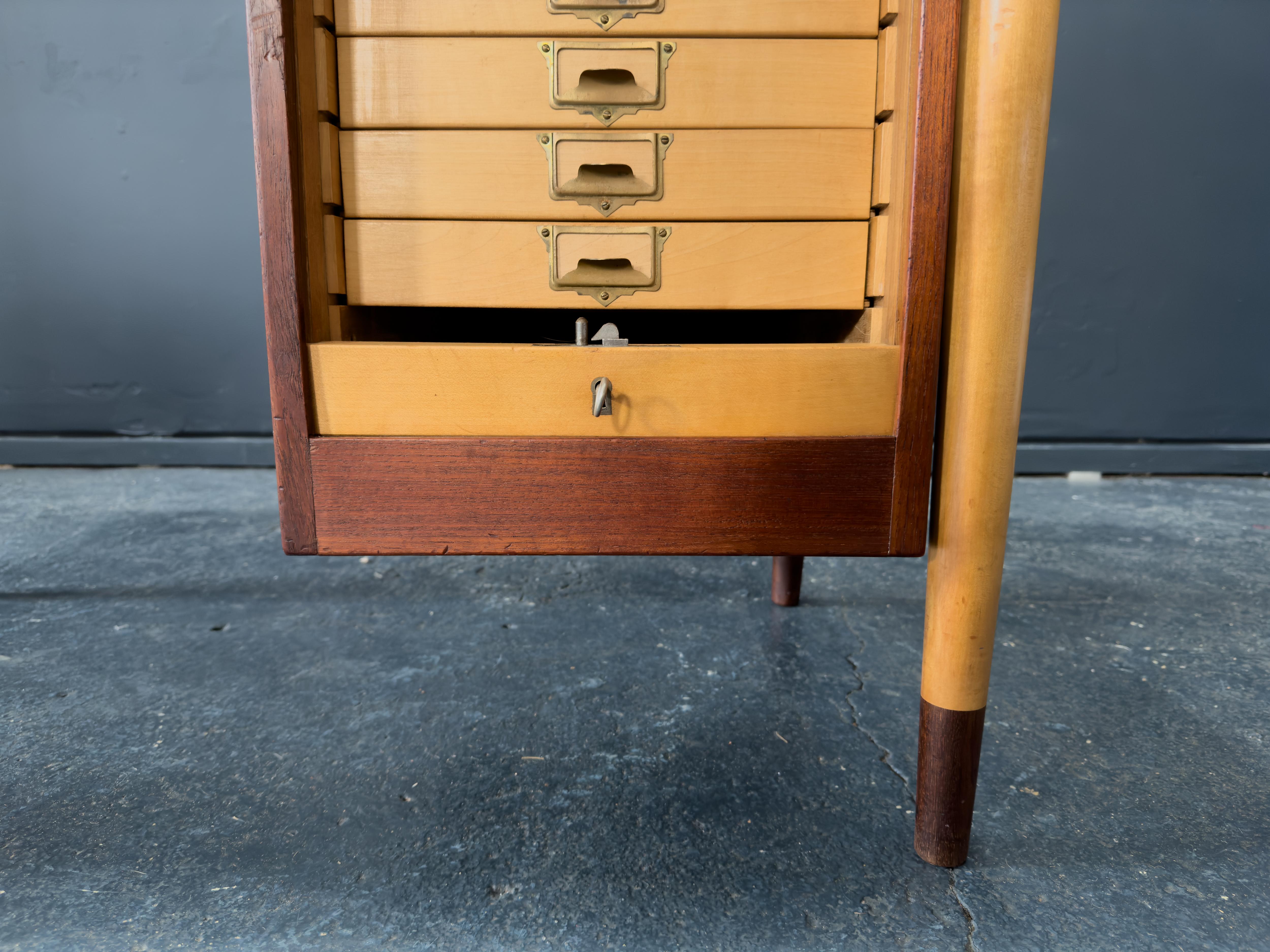 Scrivania in teak con unità a tamburo in vendita 7