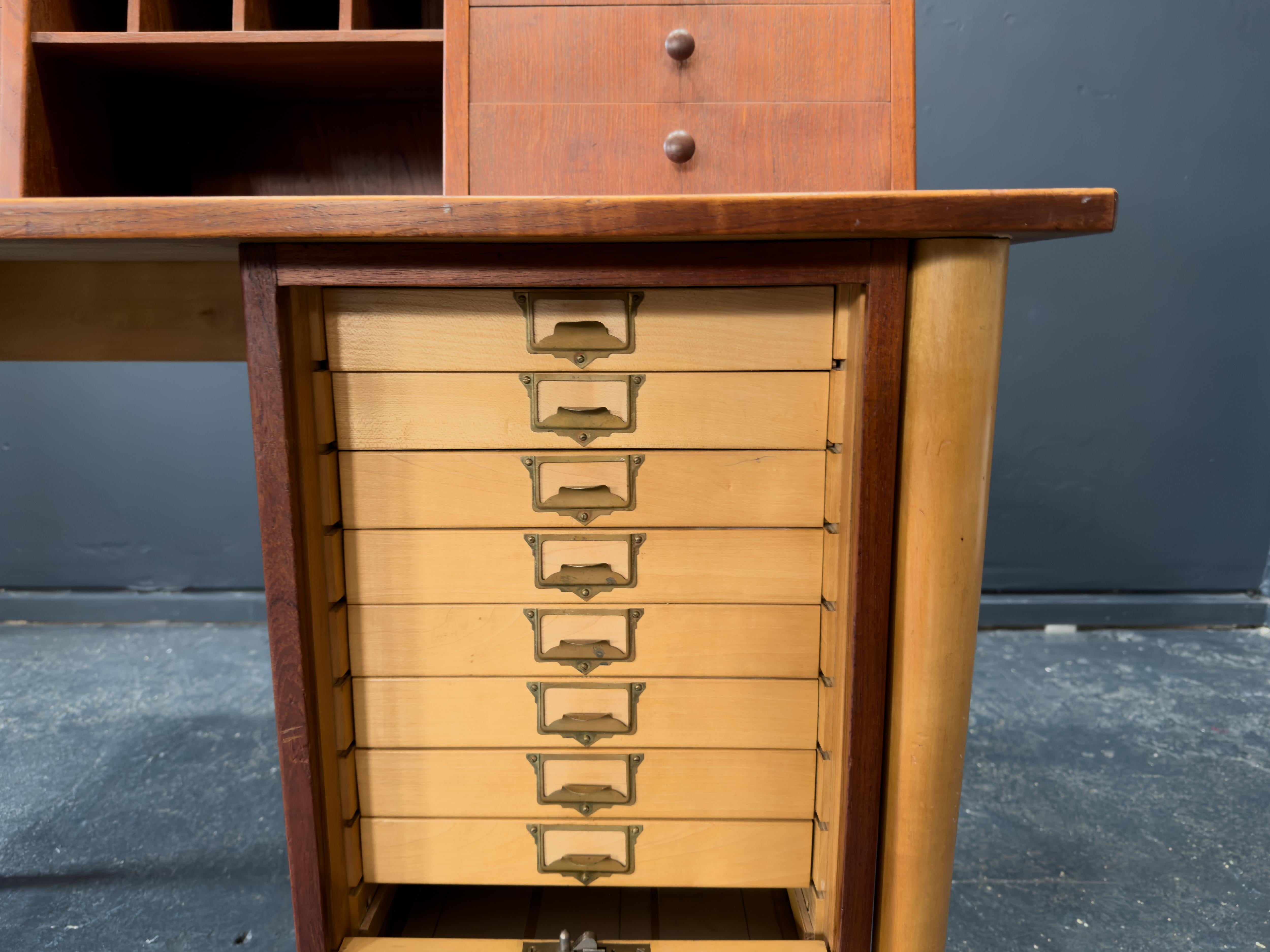 Scrivania in teak con unità a tamburo in vendita 9