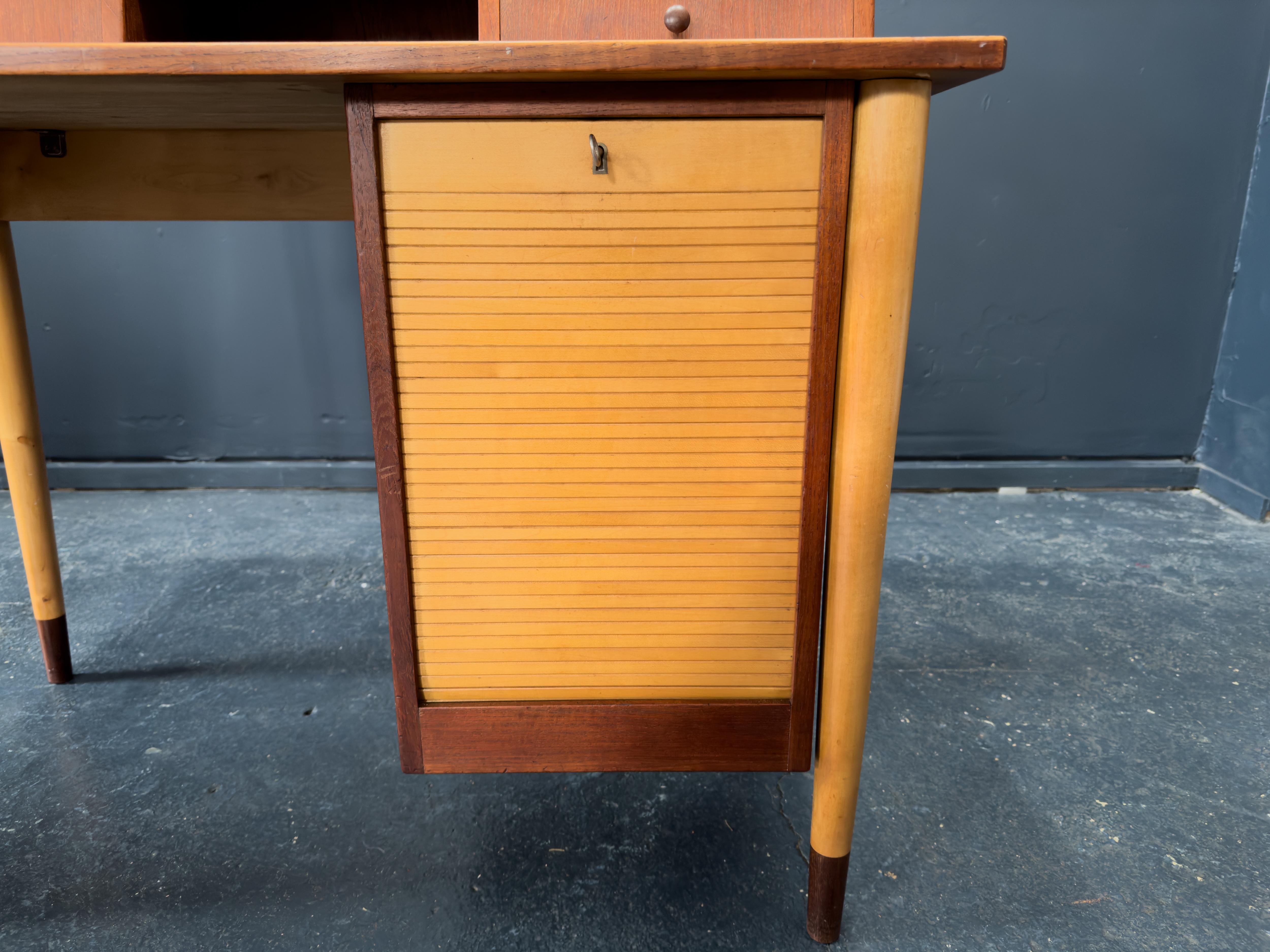 Scrivania in teak con unità a tamburo in vendita 10