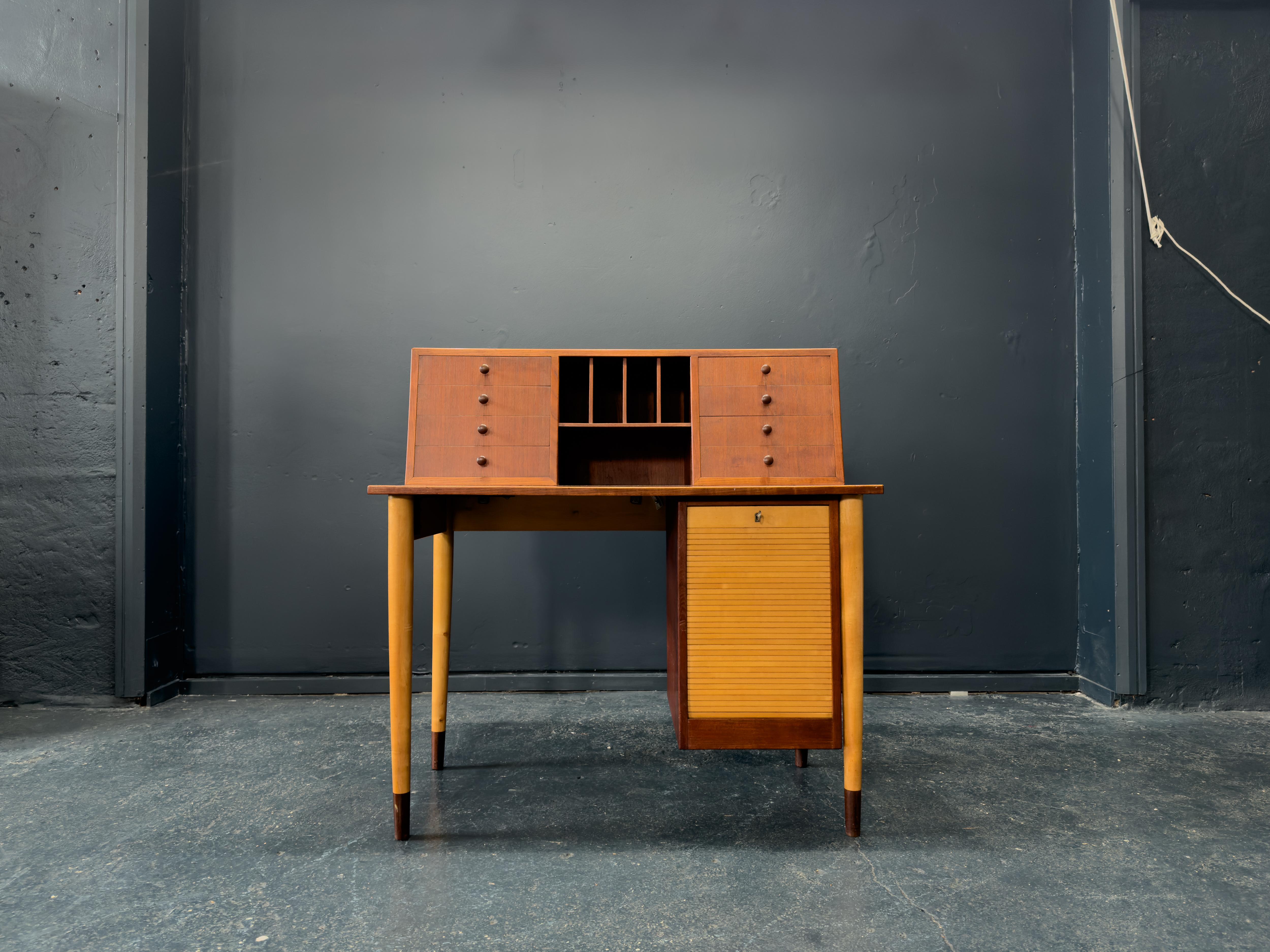 Questa scrivania indipendente unica nel suo genere è un pezzo incredibilmente interessante. L'intera struttura presenta una combinazione di legni di faggio e teak a contrasto. Il pezzo sfrutta la giustapposizione di colori per creare un design