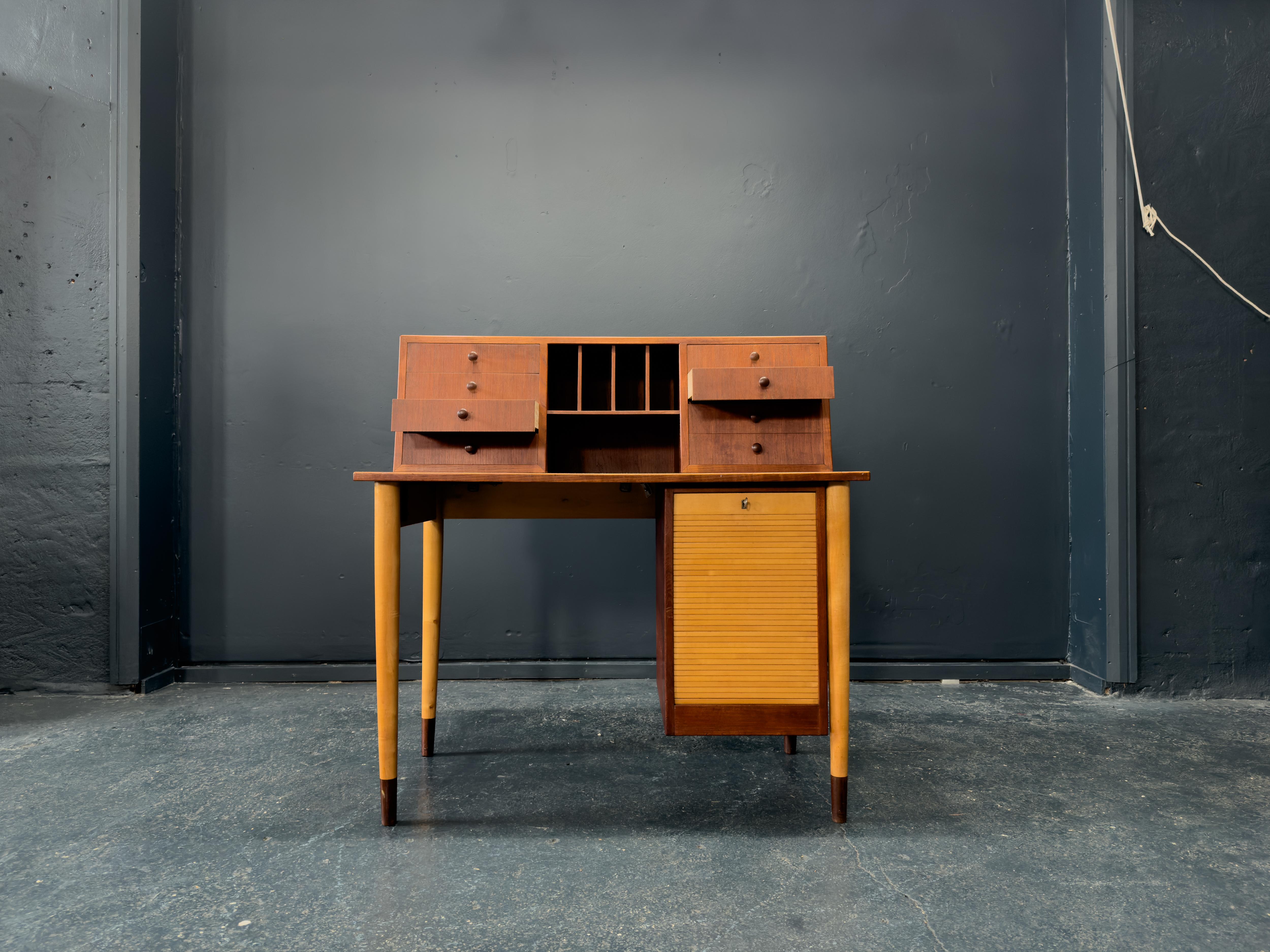 Mid-Century moderno Scrivania in teak con unità a tamburo in vendita