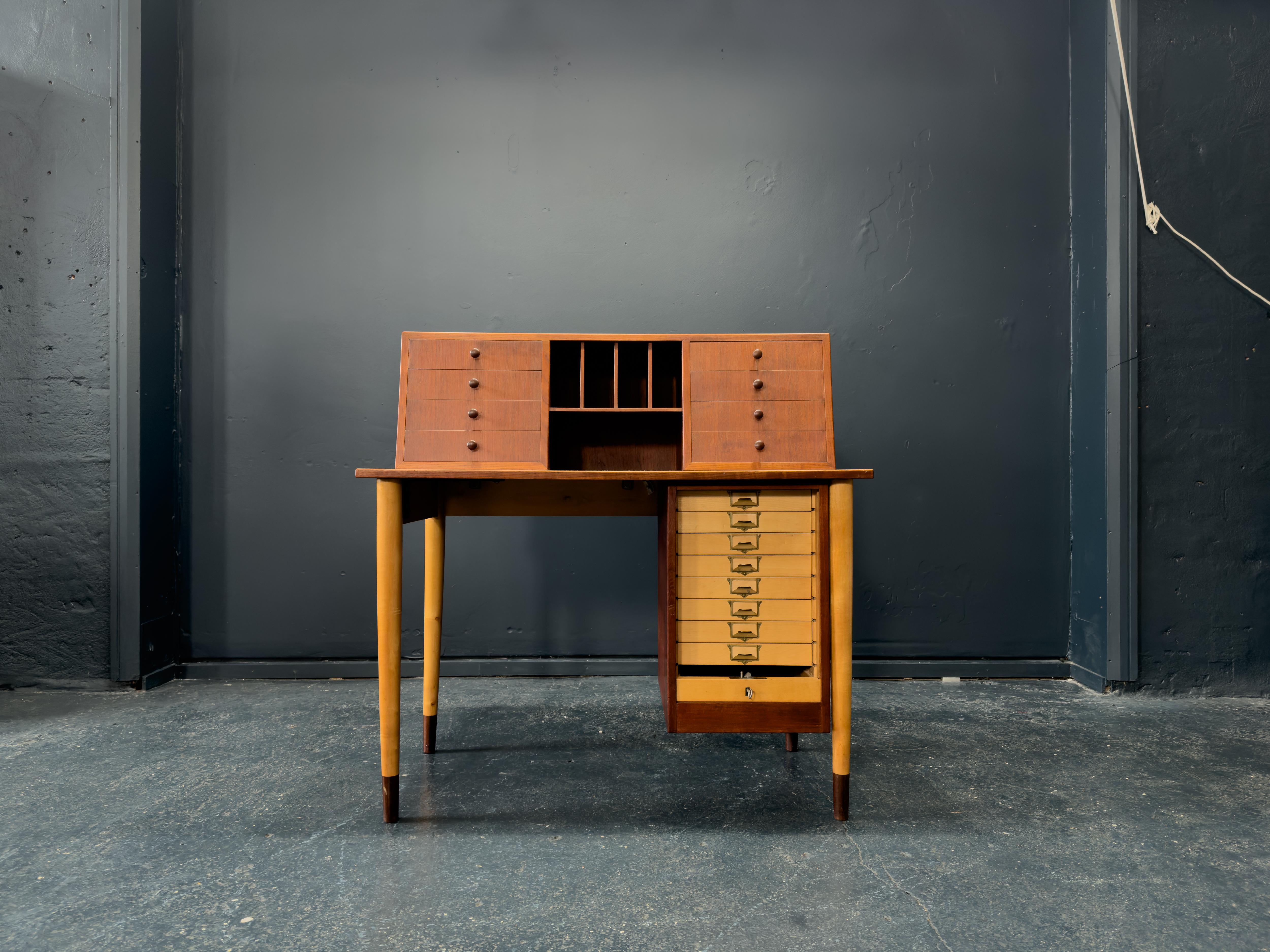 Danese Scrivania in teak con unità a tamburo in vendita