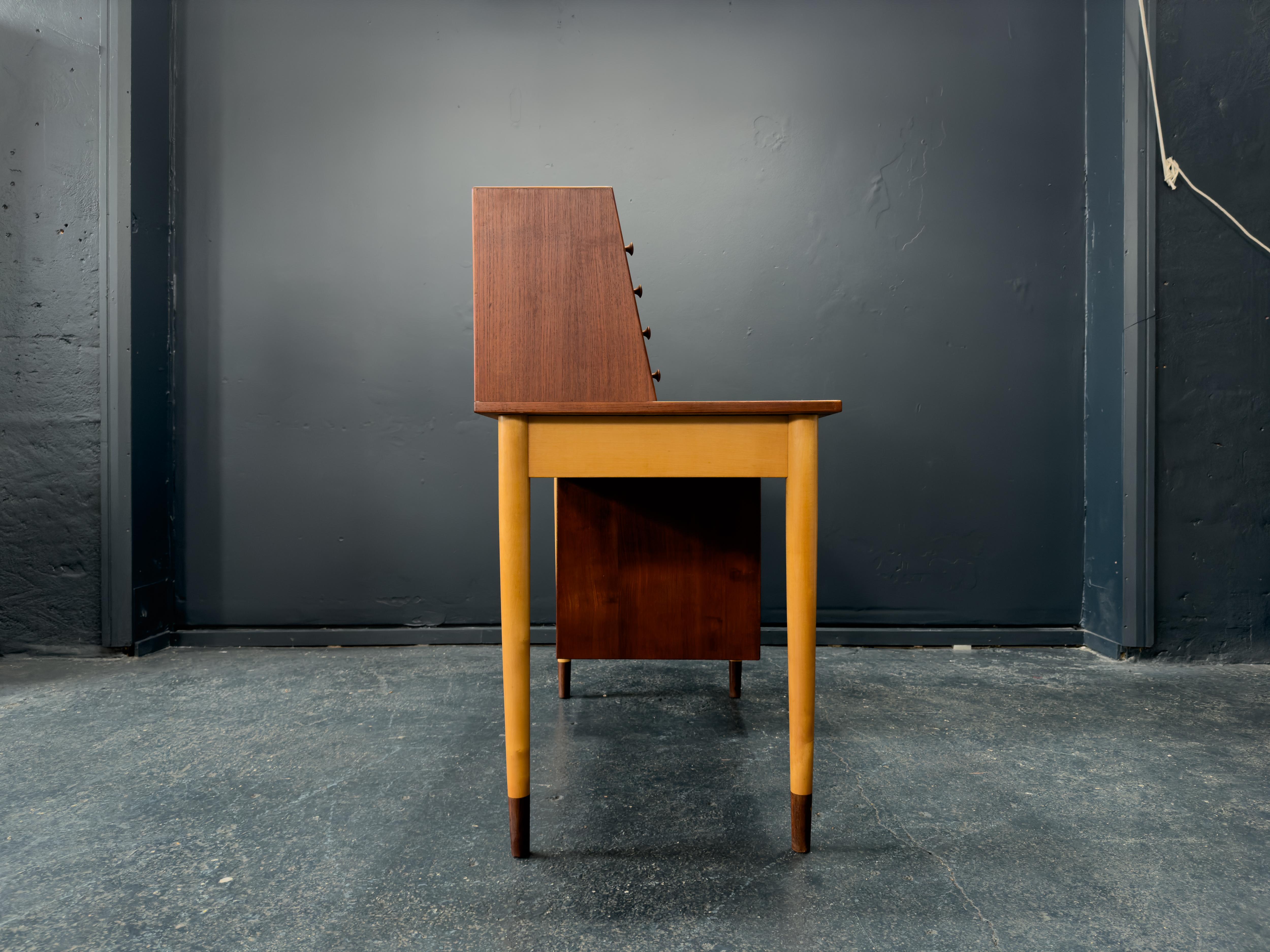 Legno Scrivania in teak con unità a tamburo in vendita