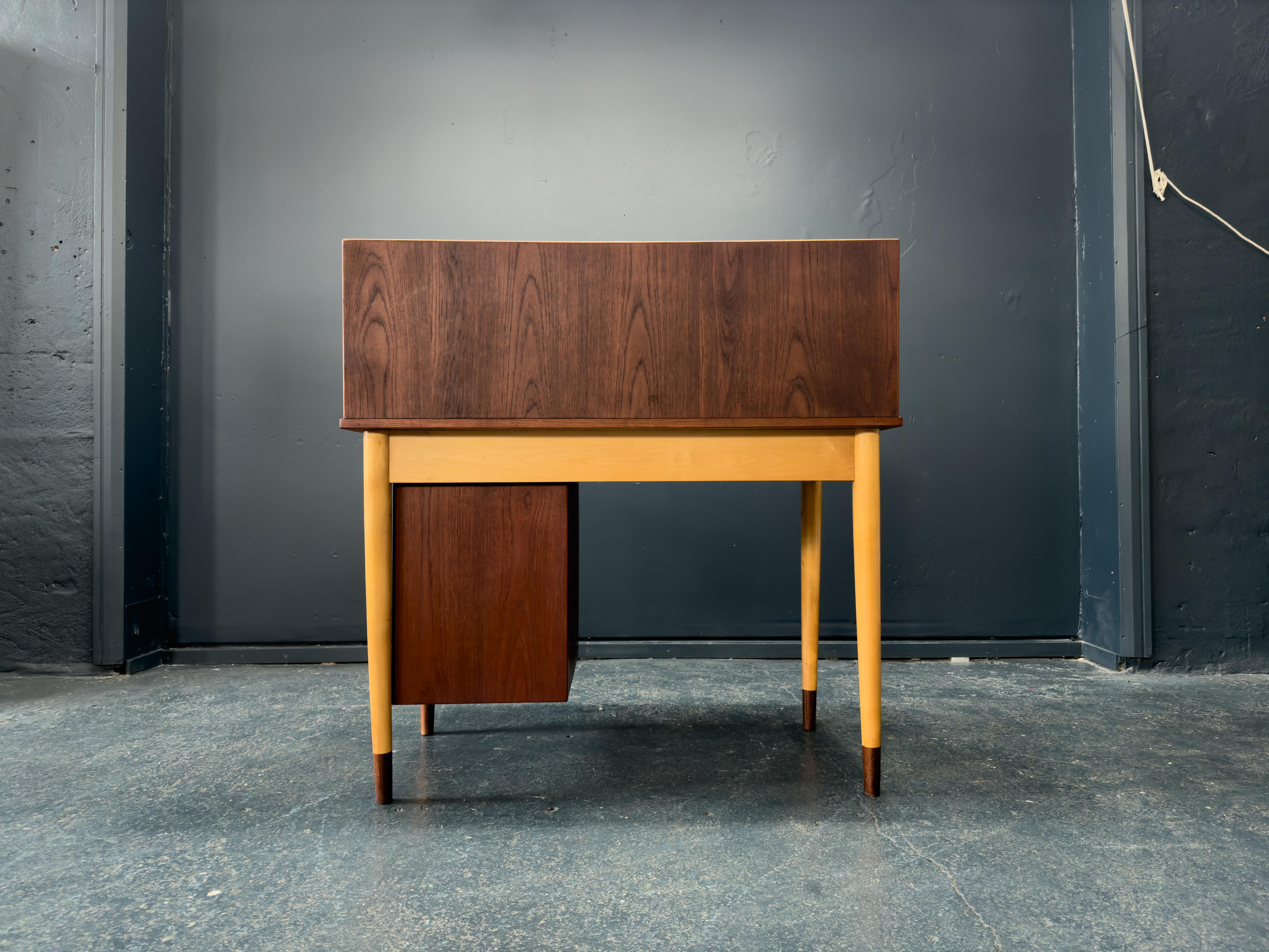 Scrivania in teak con unità a tamburo in vendita 1