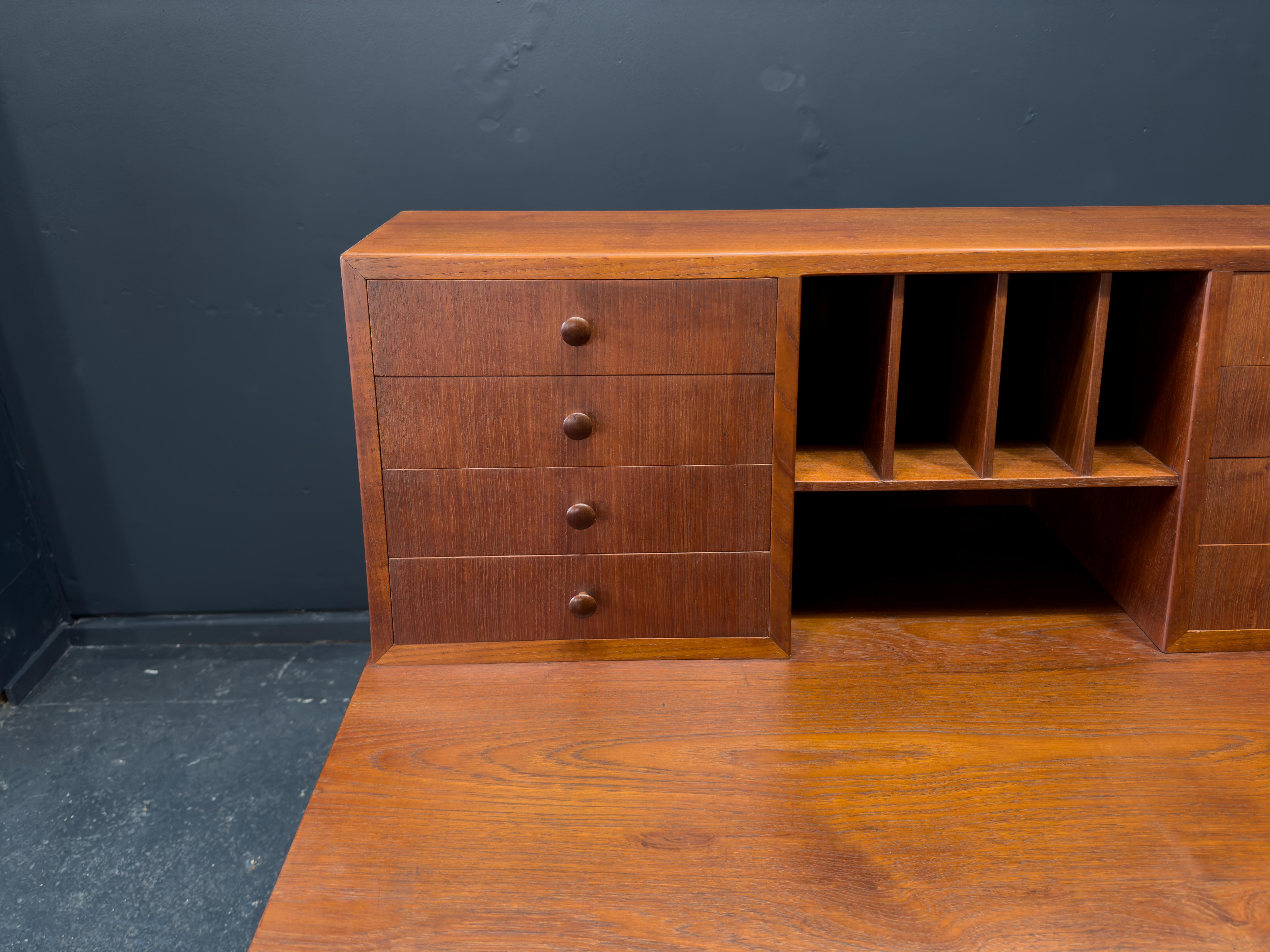 Scrivania in teak con unità a tamburo in vendita 2