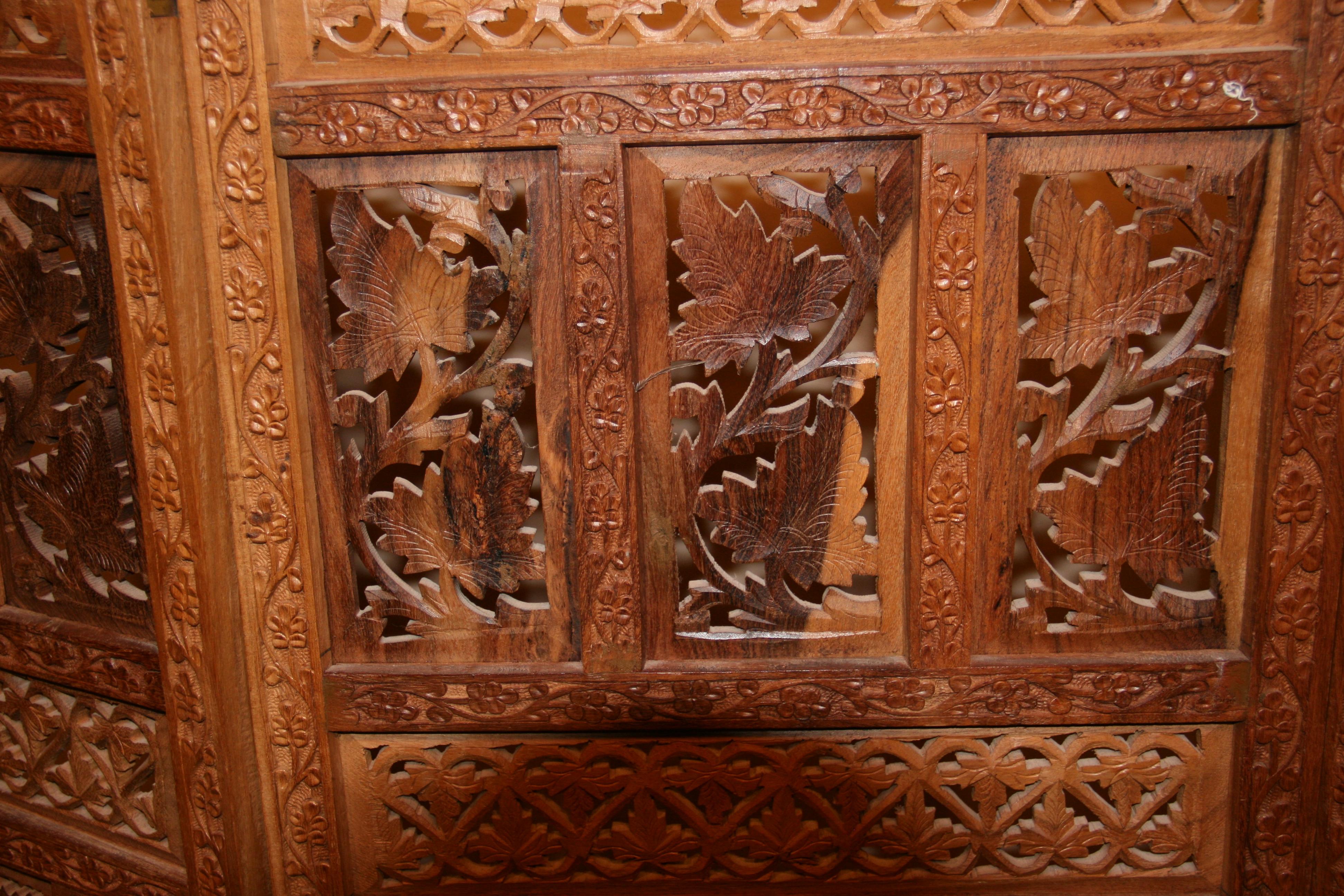 Teakholz detailliert geschnitzter Raumteiler mit drei Paneelen (Mitte des 20. Jahrhunderts) im Angebot