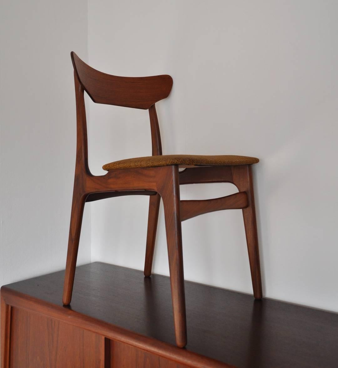 Set of two teak wood dining chairs designed by Schiønning & Elgaard, Denmark during the 1960s. Solid frames and backrests, seats covered with original upholstery.

Dimensions:
Width 47 cm
Depth 48 cm
Height 78 cm
Seat height 46 cm.
