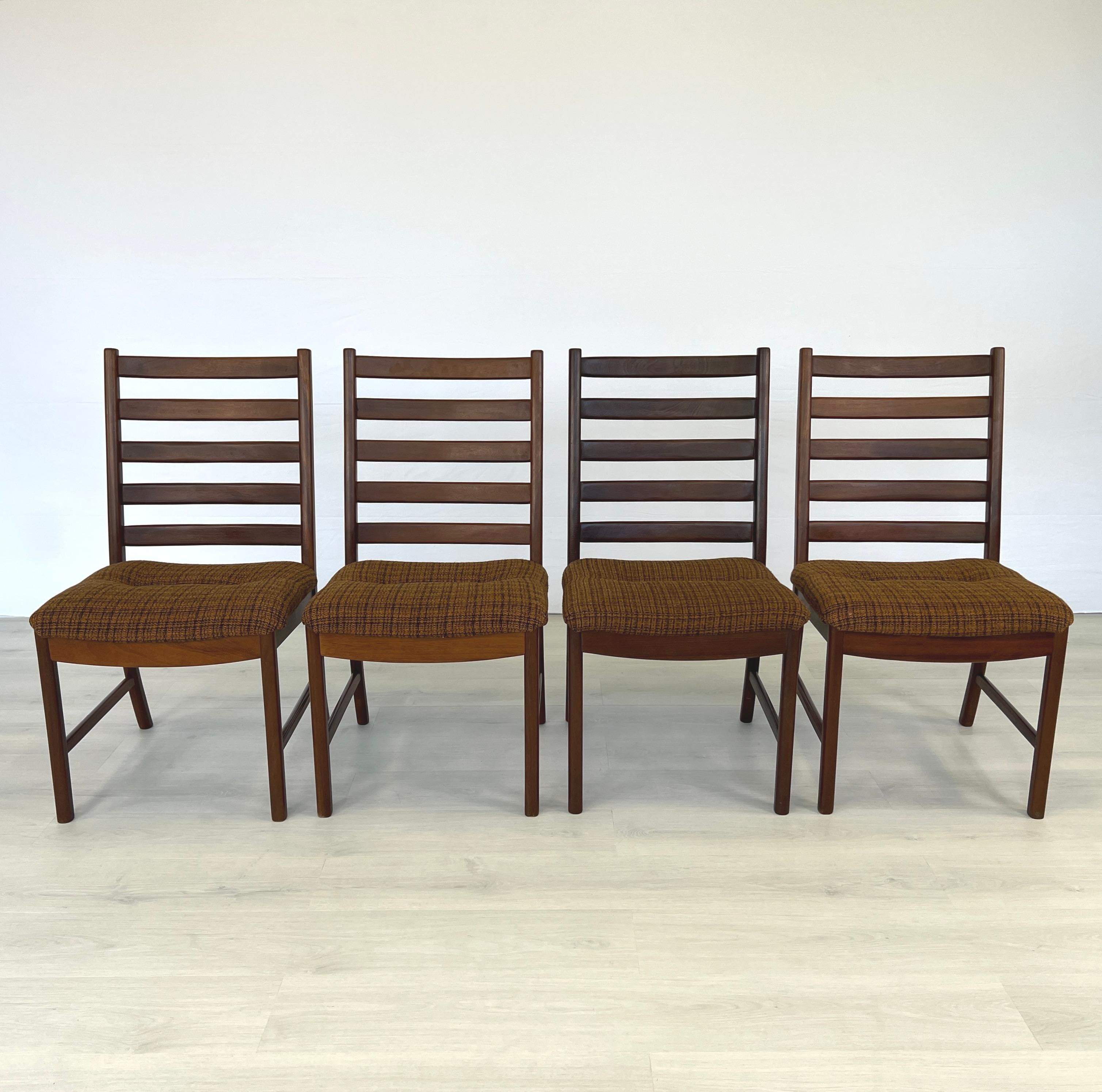 Mid-Century moderno Sedie da pranzo in teak di White & Newton - Set di 4 pezzi in vendita
