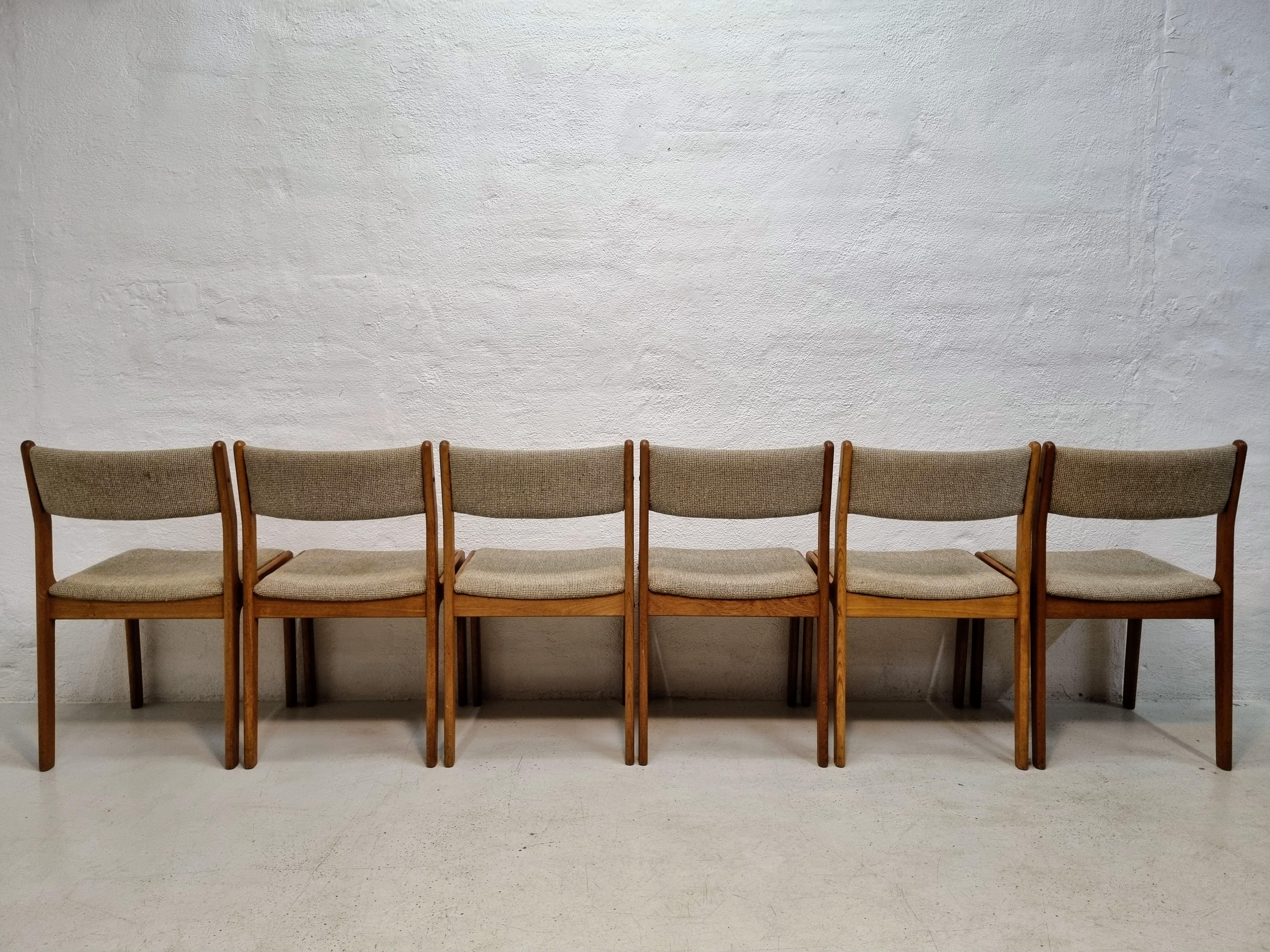 A set of 6 dining chairs from Findahl's furniture factory. 
The chairs are made of solid teak wood covered with light upholstery fabric. They appear nice and stable in the frame, however with a few normal age-related traces of use and they need to