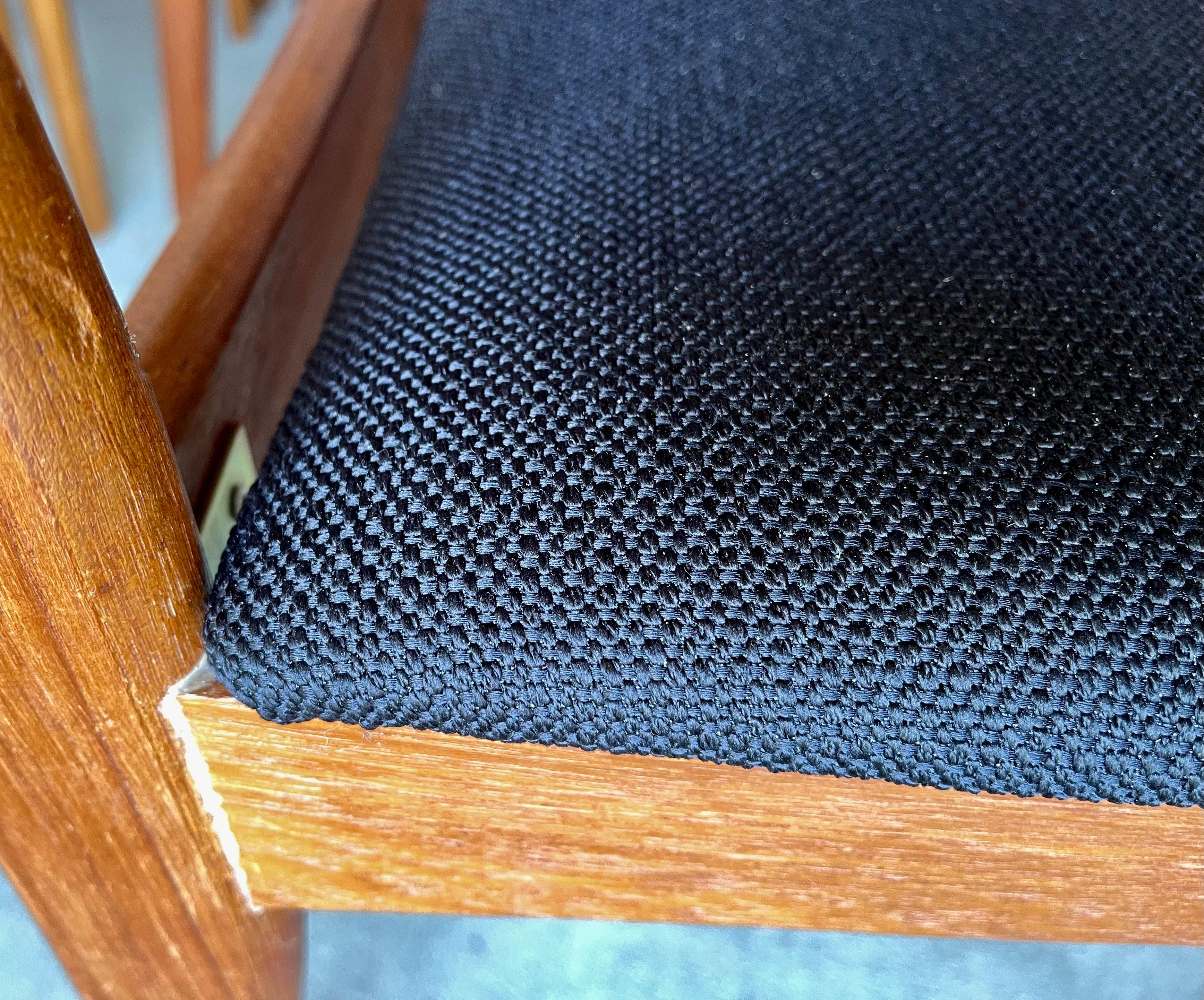 Sedie da pranzo in teak, set di 3, di Korup Stolefabrik, metà secolo, originali danesi in vendita 7