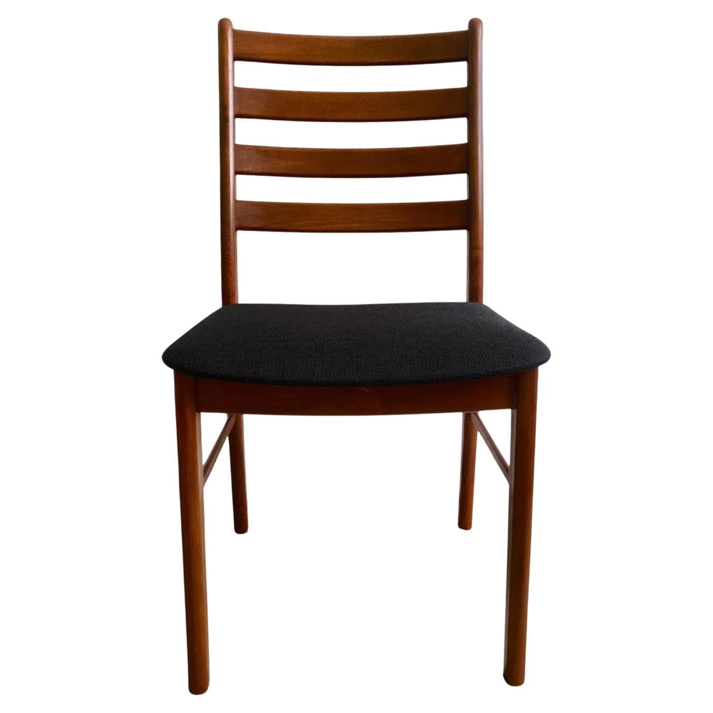 Set di 3 sedie da pranzo provenienti dalla Danimarca.
Classico design danese, prodotto e marchiato da Korup Stolefabrik, Danimarca. 
Forse Kai Kristiansen.
Teak in un marrone scuro e succoso, schienali leggermente curvi con raggi. 
Queste sedie sono