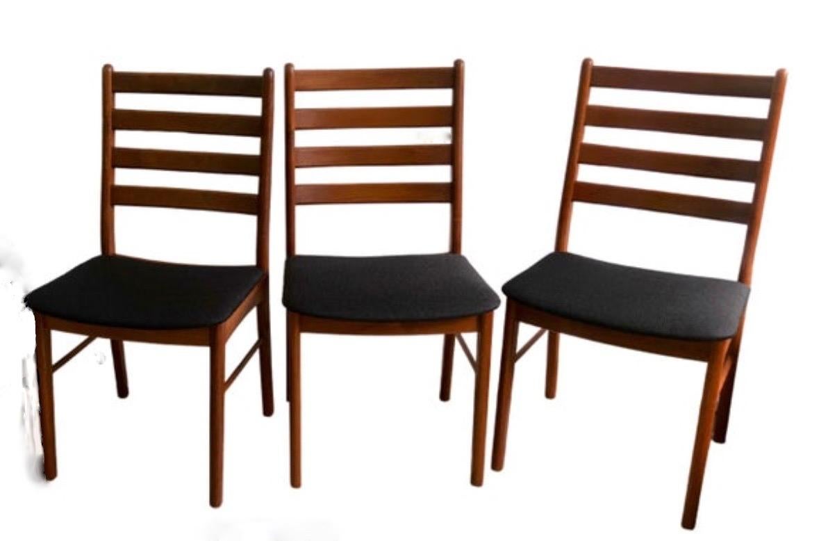 Sedie da pranzo in teak, set di 3, di Korup Stolefabrik, metà secolo, originali danesi In condizioni discrete in vendita a Andernach, DE