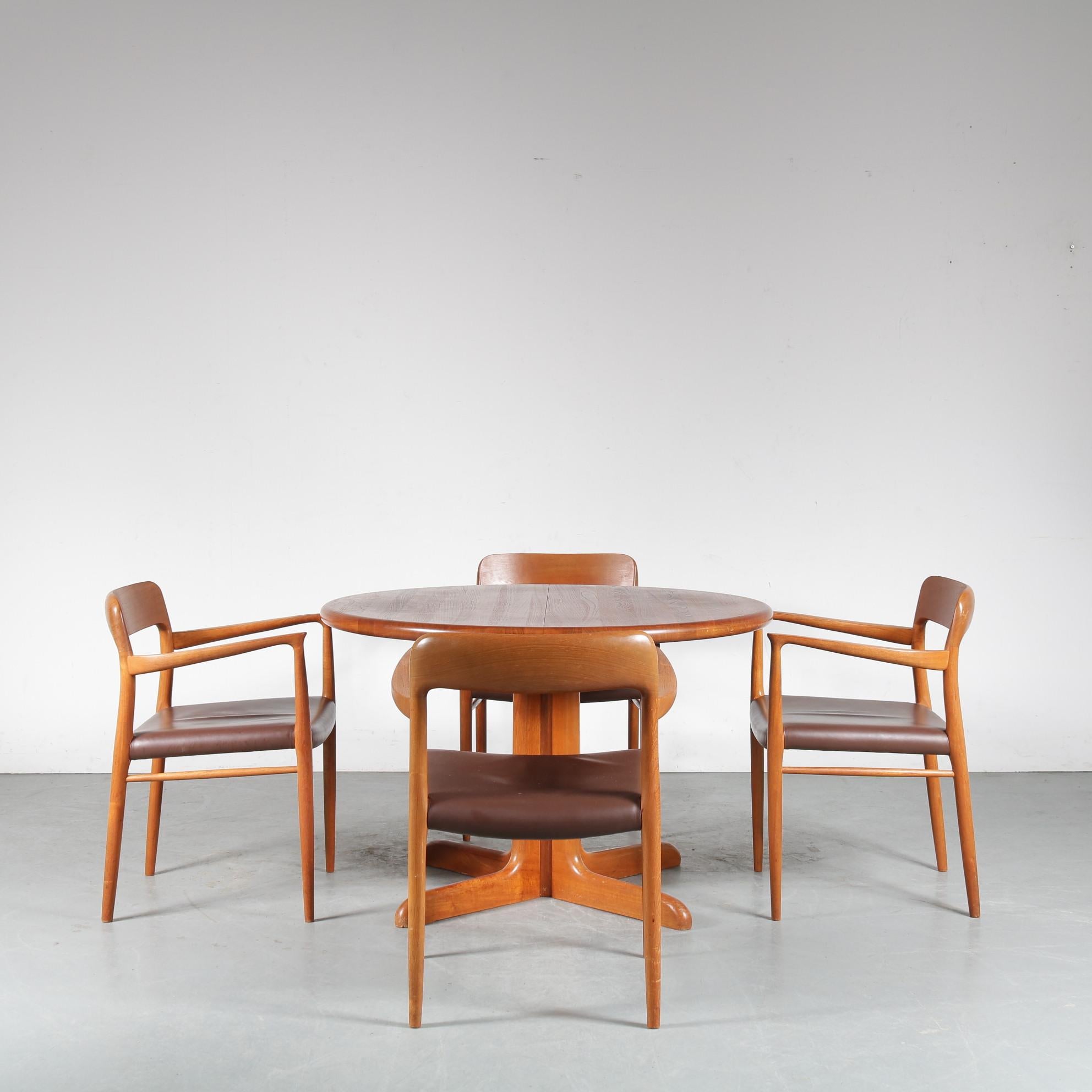 A beautiful dining set containing one extendible dining table and four arm chairs, designed by Niels Otto Møller, manufactured by Møller in Denmark around 1960.

The dining table has a round top with a diameter of 110 cm, which can be extended by