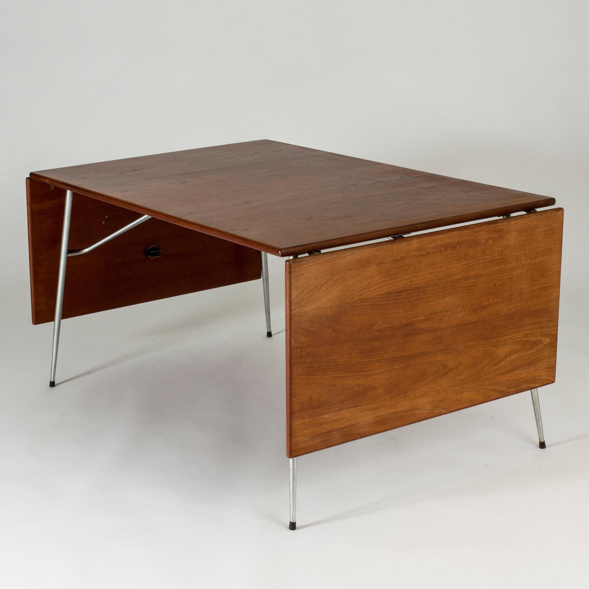 Teak dining table by Børge Mogensen, model 162, in a rare edition with steel legs. Elegant, light expression. Clever, decorative mechanism for folding out the leaves.