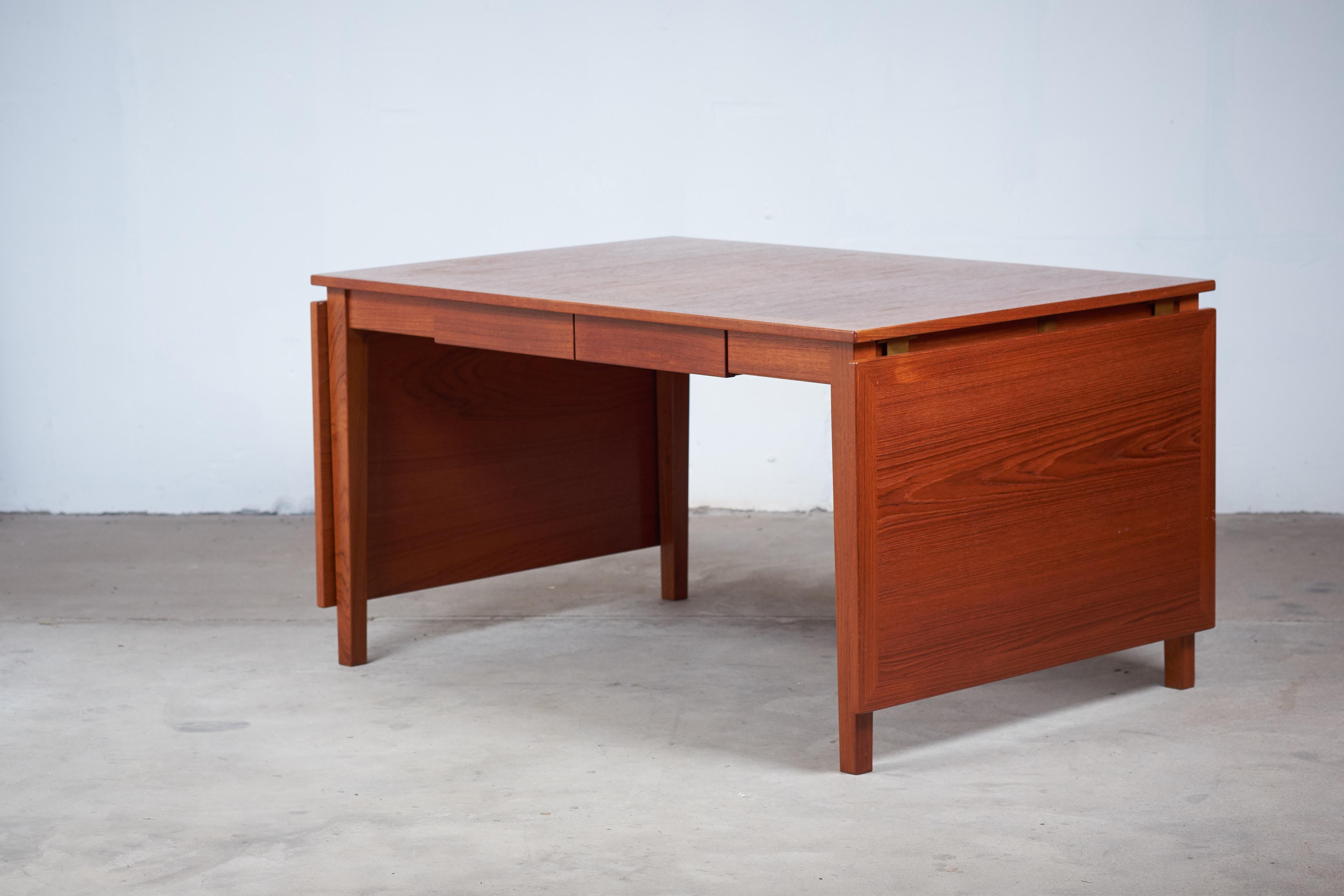 Kai Winding dining table in teak with drop leafs and two drawers.
This amazing dining table can be extended with the two removable drop leafs on each side so it will fit around 10-12 prs.
The table are in good condition.
Leaves are 55cm each.