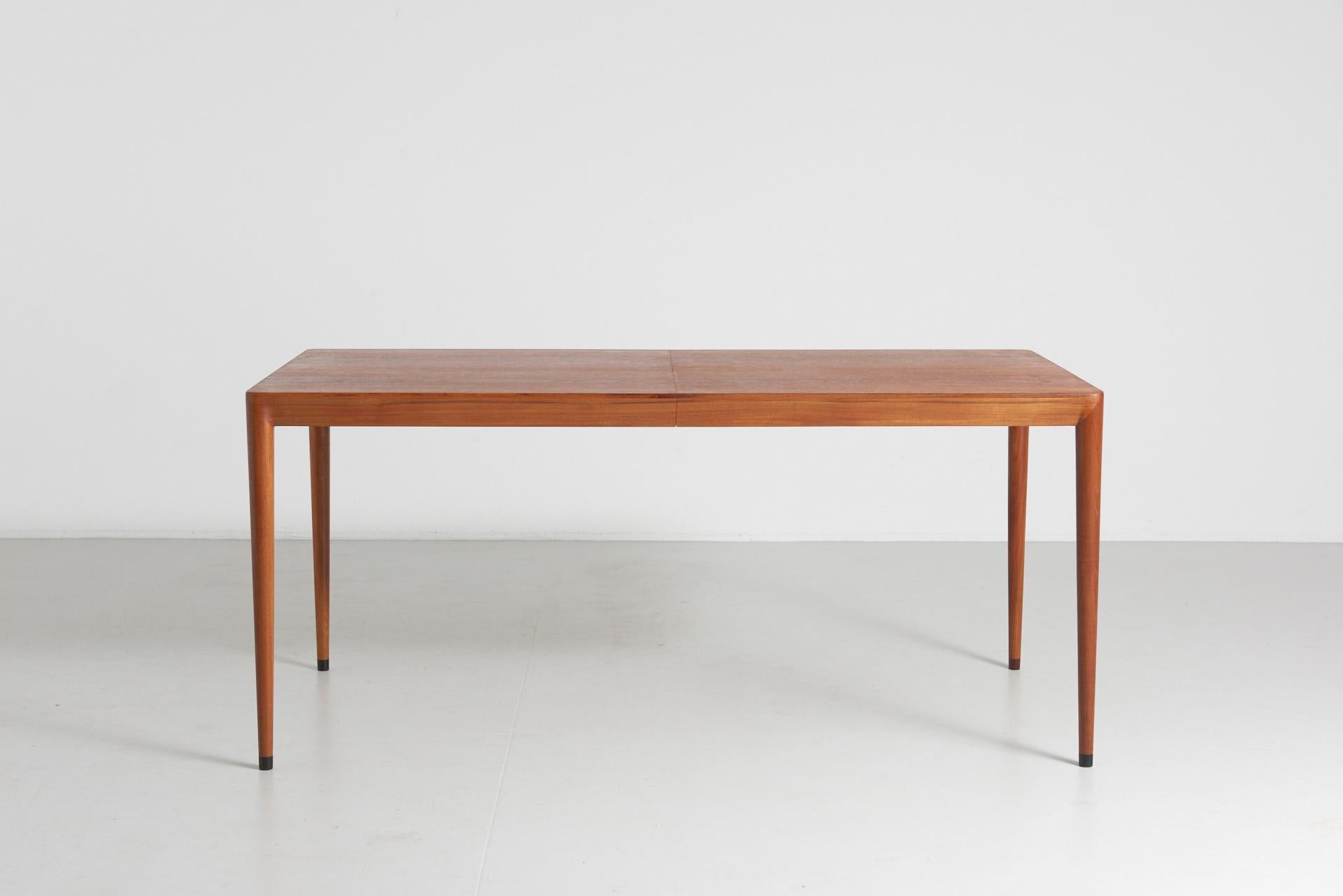 Extendable teak dining table, designed by Severin Hansen and manufactured by Haslev Møbelsnedkeri in Denmark, 1960s. Remarkable wood joints and elegant details.
Measures: Extendable panel 50 cm.