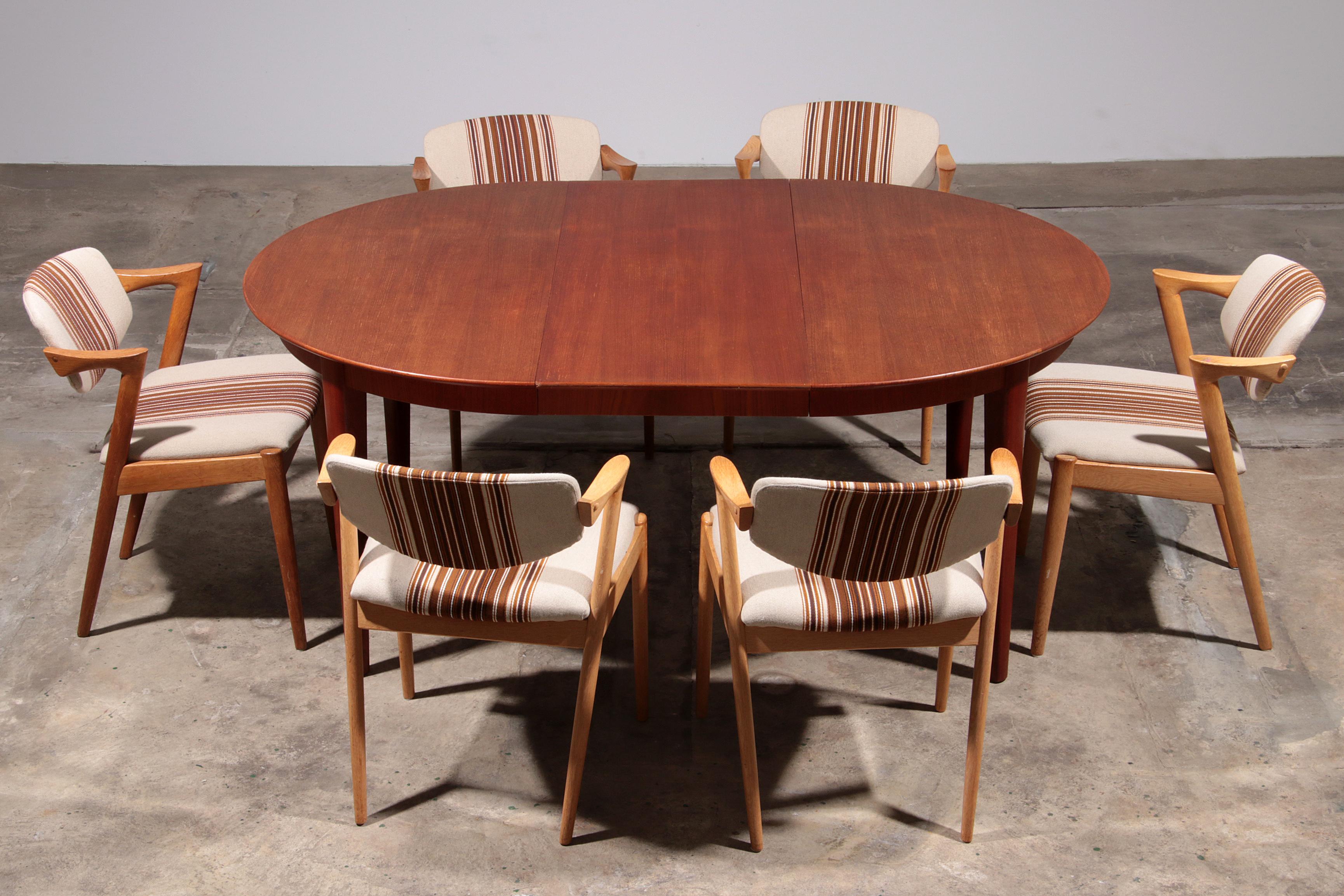Teak Dining Table from the 1960s by Henning Kjærnulf Model 62 In Excellent Condition For Sale In Oirlo, LI