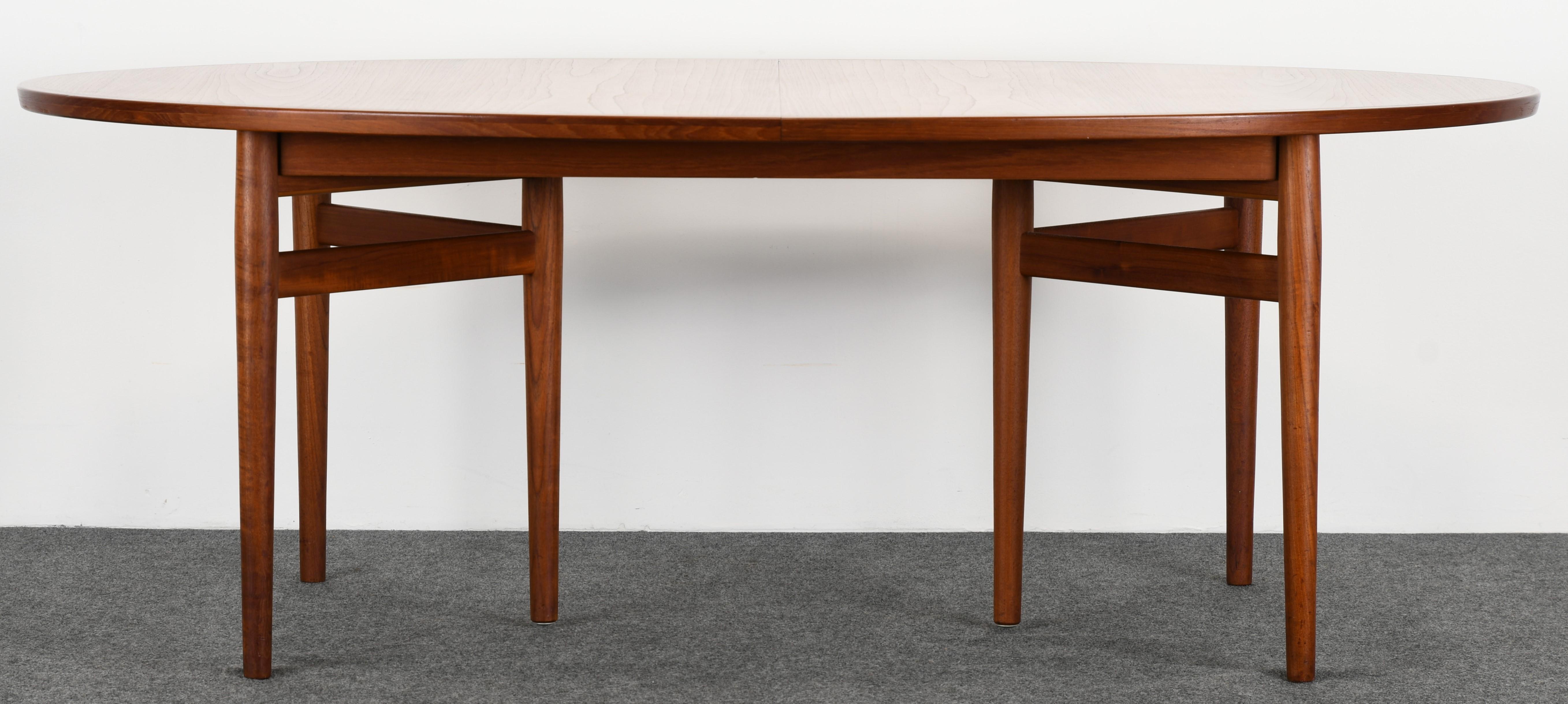 An elegant Scandinavian Modern teak dining table model 212 by Arne Vodder for Sibast, 1950s. This table is structurally sound and is in very good condition. There are two leaves included.

Dimensions without leaves: 28.5