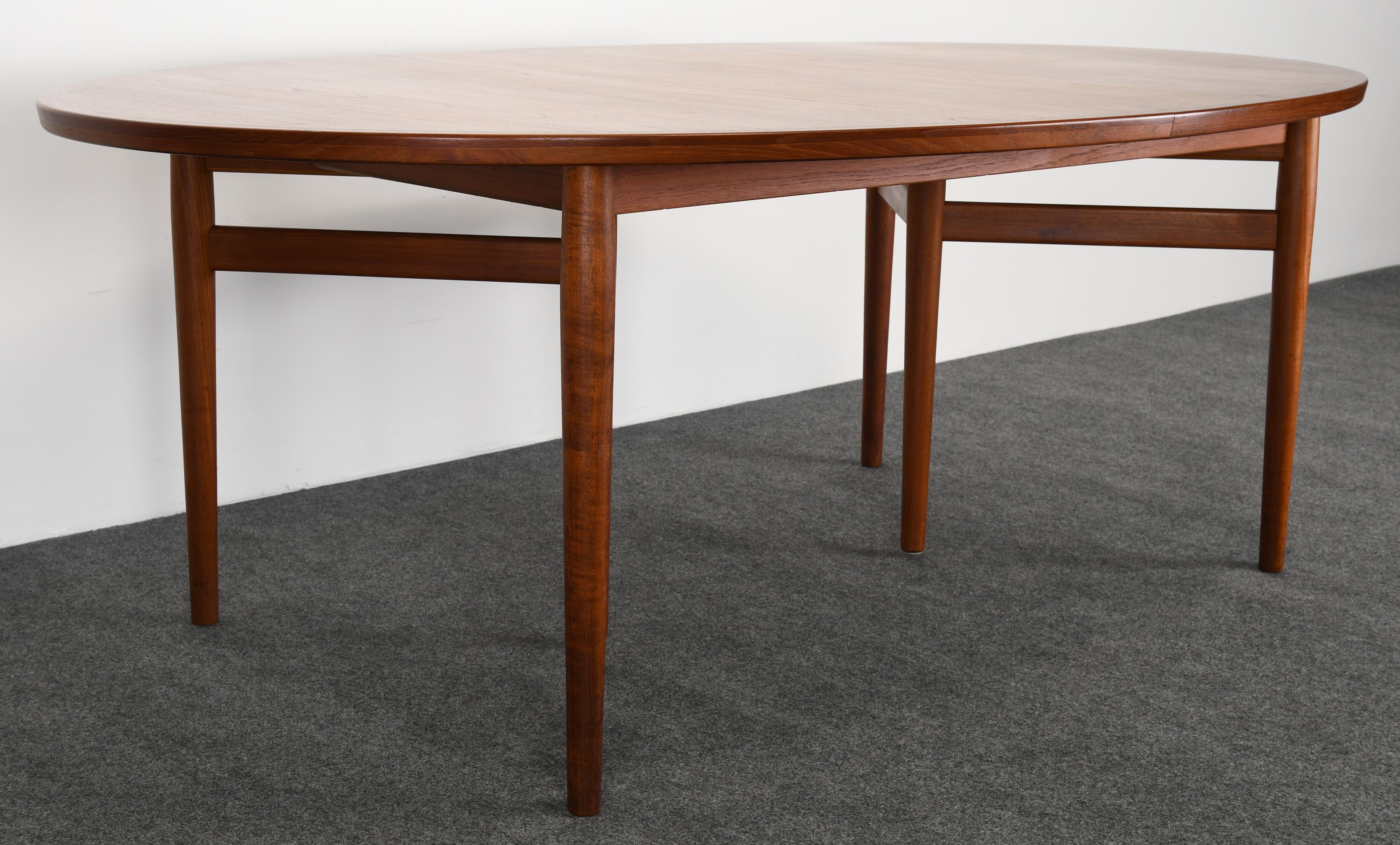 Mid-20th Century Teak Dining Table Model 212 by Arne Vodder for Sibast, 1950s