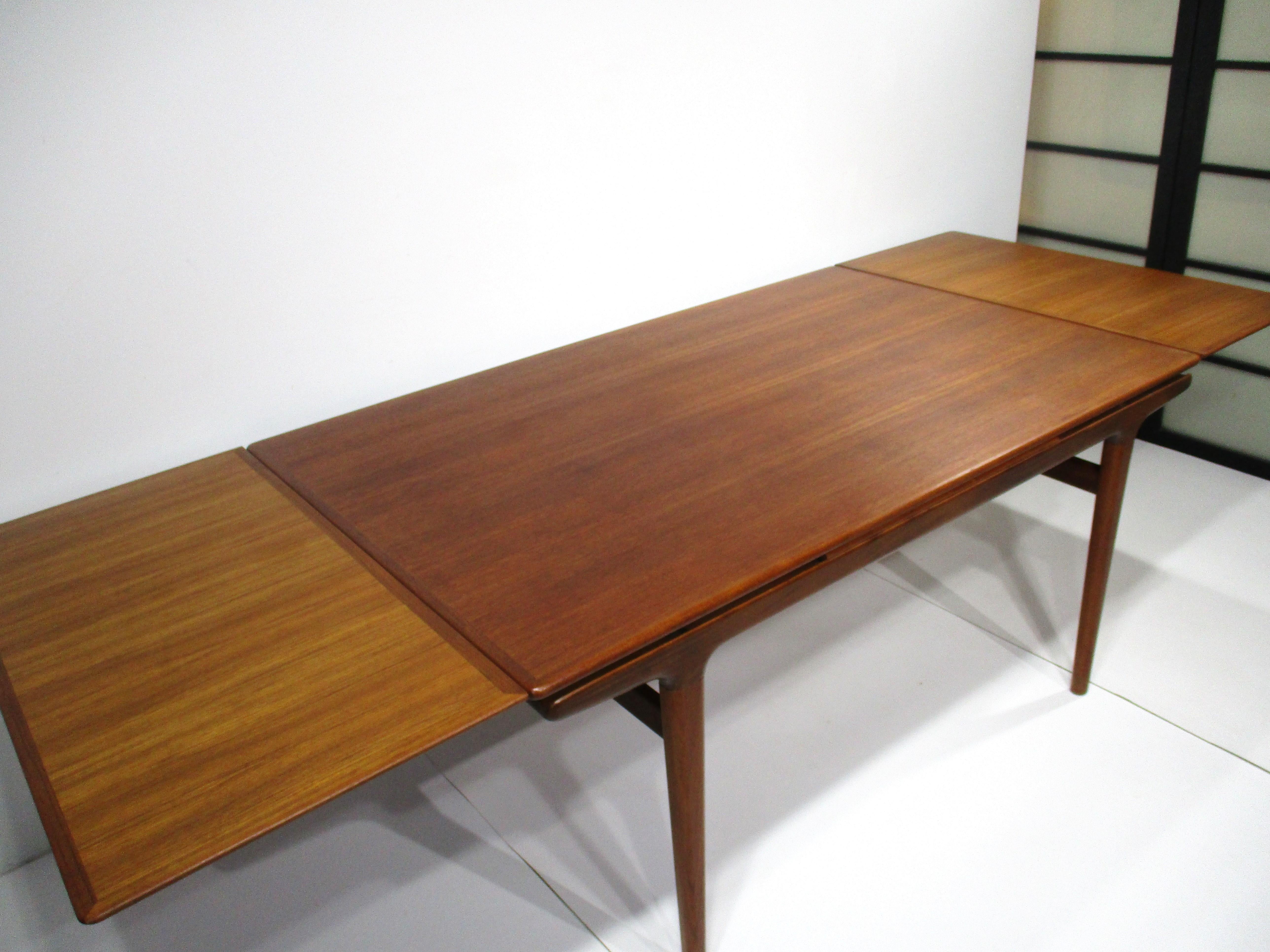 Teak Dining Table w/ Pullout Expandable Leaves by Niels Moller Denmark  For Sale 3