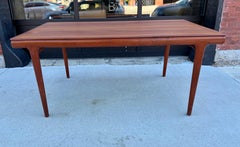 Tavolo da pranzo in teak con prolunga, disegnato da Johannes Andersen per Uldum Møbelfabrik