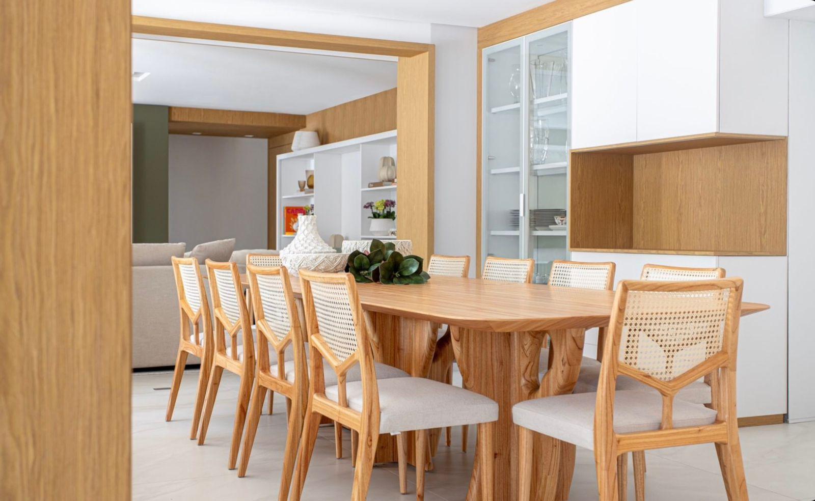 XXI secolo e contemporaneo Tavolo da pranzo in teak con base scultorea e piano in impiallacciato da 110 pollici - Collection'S in vendita