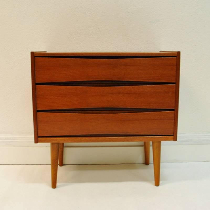 Teak nightstand drawer named Spekter with bow tie drawers designed by Fredrik Kayser for Skeie & Co. A/S Mobelfabrik, Norway in the 1950s. Measure: 65 x 66 x 33cm.

Fredrik Kayser (1924-1968) was an outstanding furniture designer in the