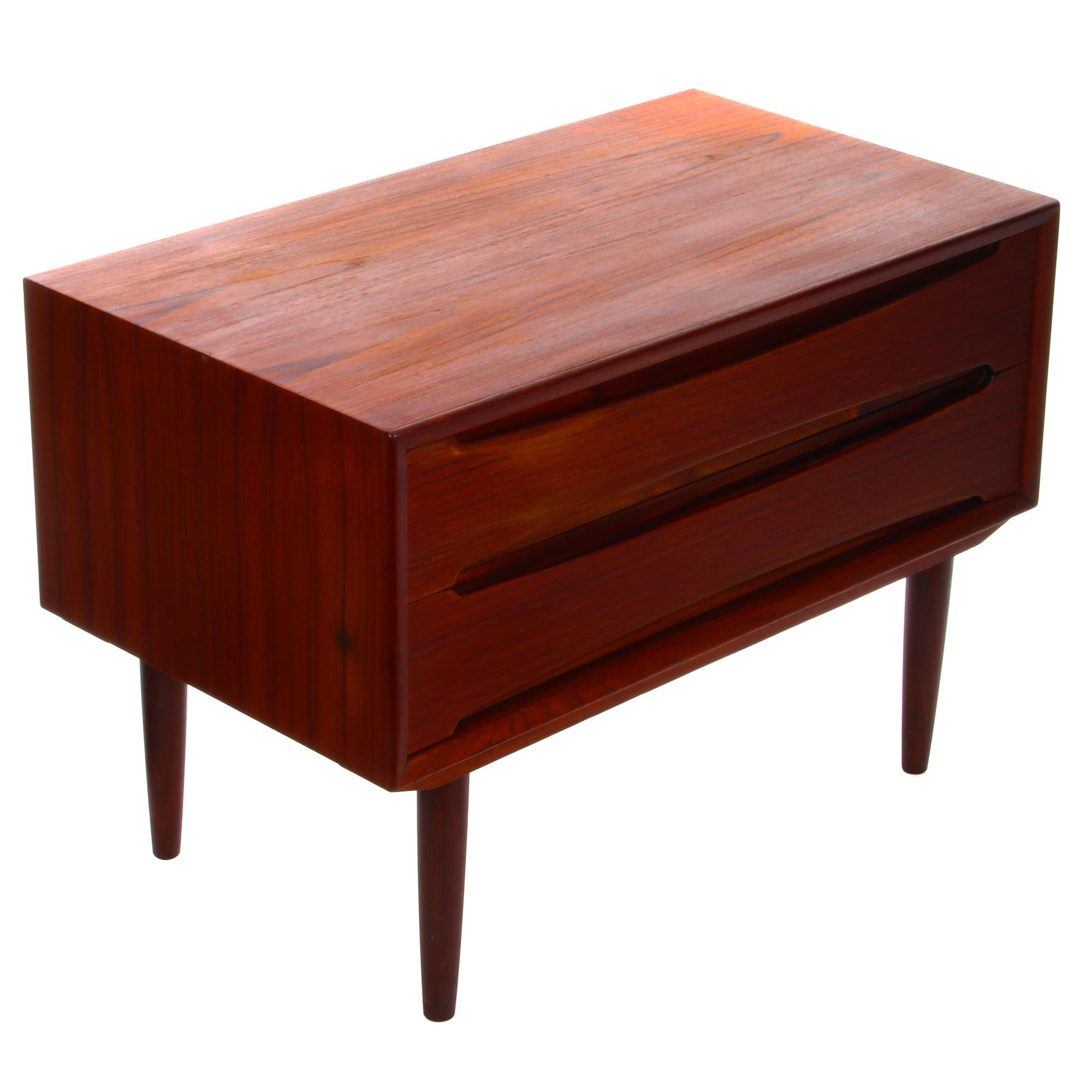 Teak dresser - 1960s Danish chest of drawers with tapered legs by Skovby Møbelfabrik. Beautiful Danish Modern dresser in very good vintage condition.

A Classic mid-century piece crafted in teak with a rectangular shaped body carried by four