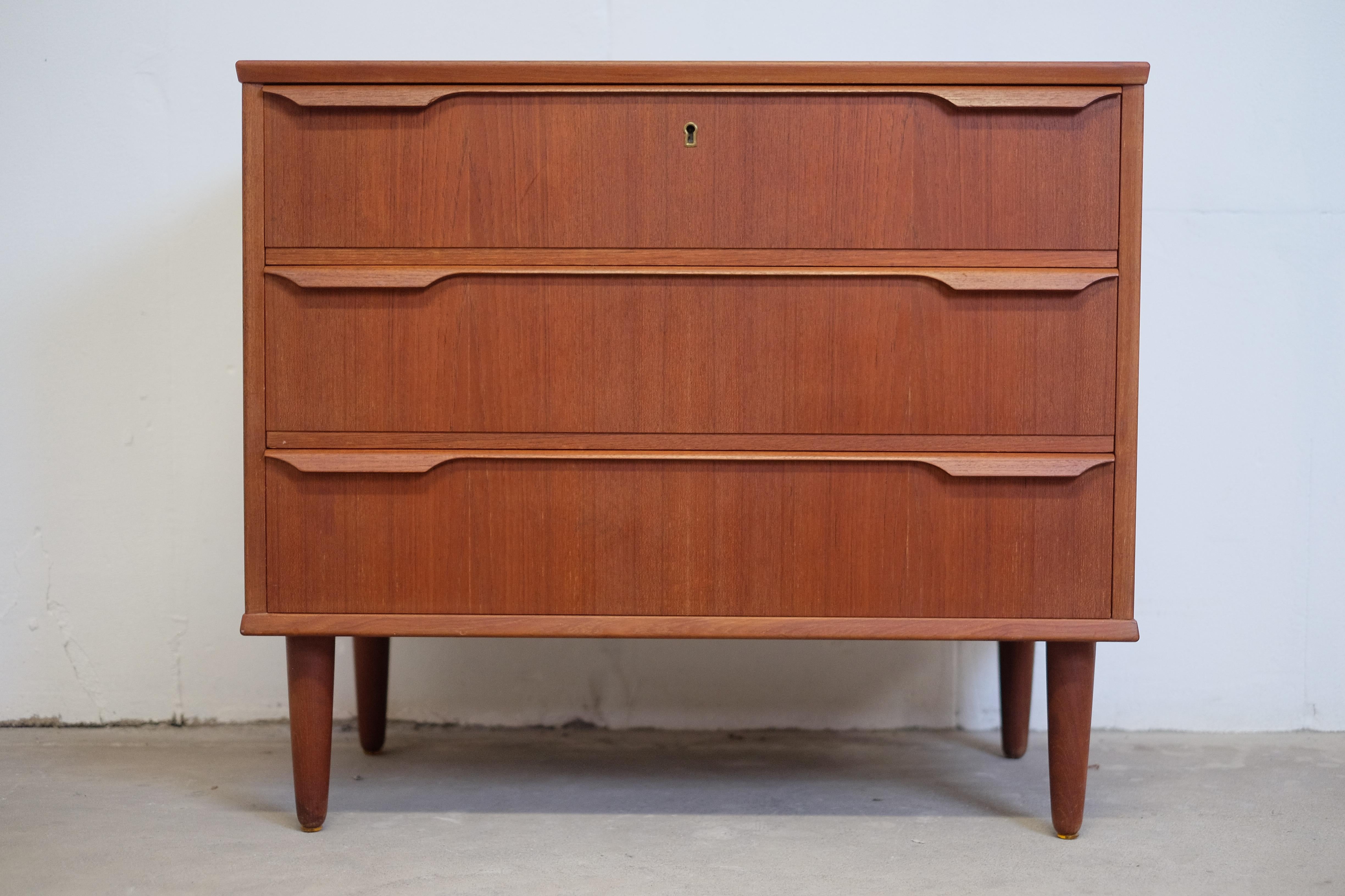 Dresser in teak, Danish design - labelled with furniture control.
The dresser is in great condition with few signs of wear and has been, it have been properly cleaned and then oiled.
Great quality and a beautiful look. Suitable all over the