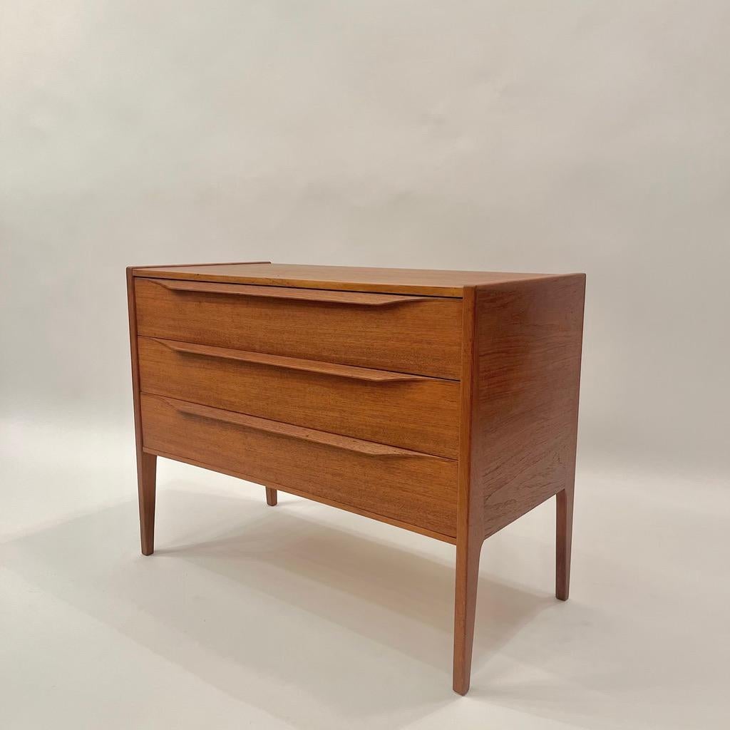 Elegante comò a 3 cassetti in teak di Kai Kristiansen prodotto da Aksel Kjaersgaard in Danimarca nel 1958 circa.
Condizioni vintage molto buone. 
Firmato e numerato sul retro.
L 78.5 x P 40 x H 40 cm