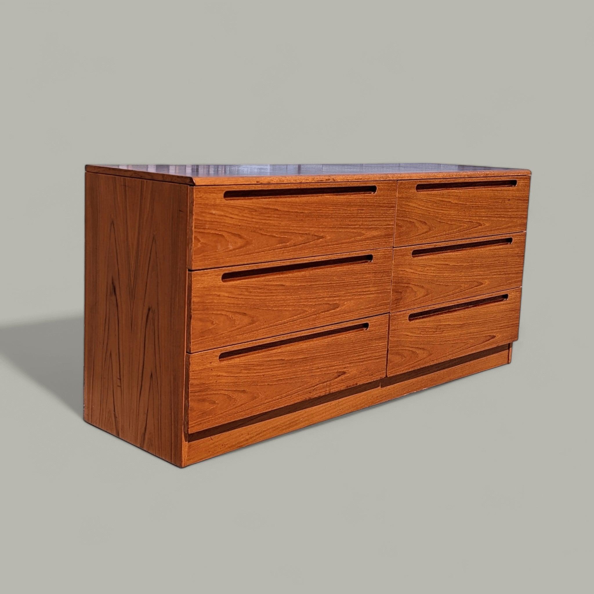 Teak Dresser, Vintage Mid Century Modern, Danish Modern, Sideboard, Credenza For Sale 4