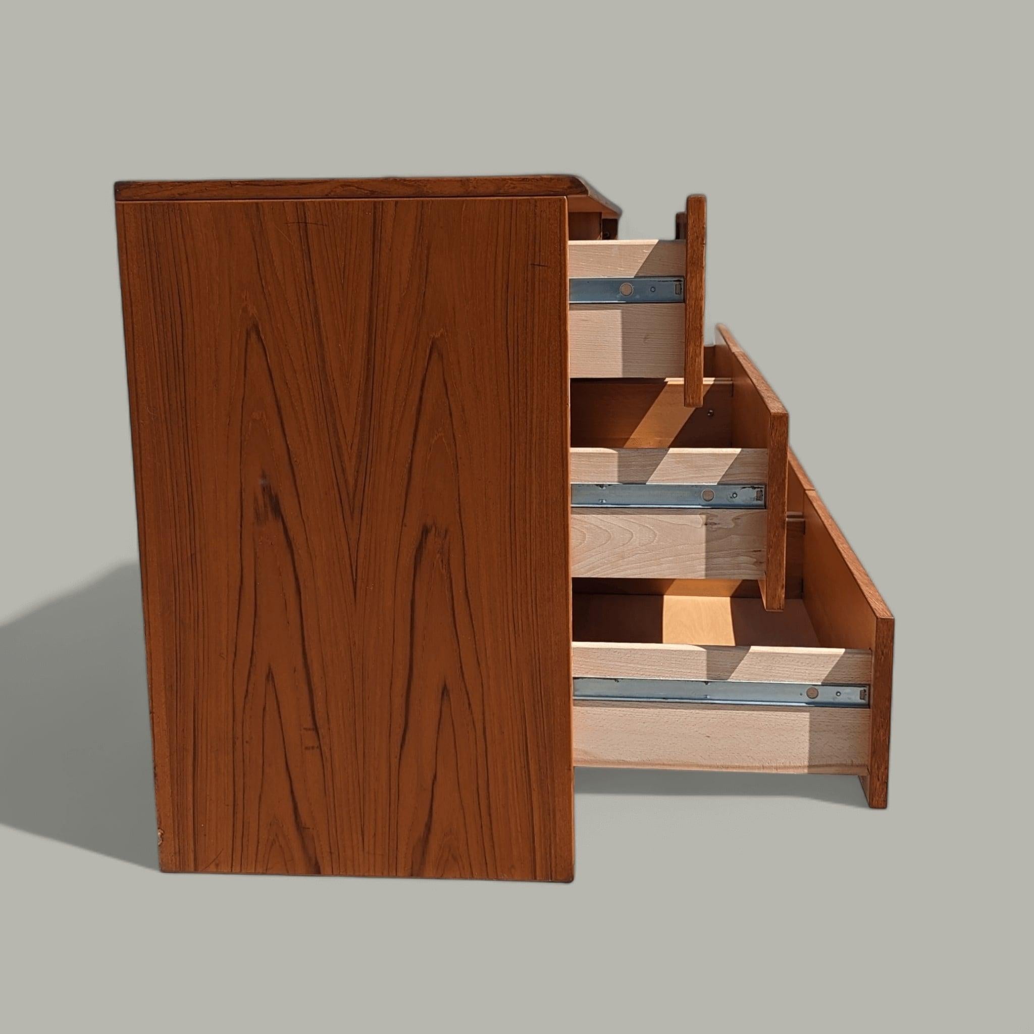 Teak Dresser, Vintage Mid Century Modern, Danish Modern, Sideboard, Credenza For Sale 2