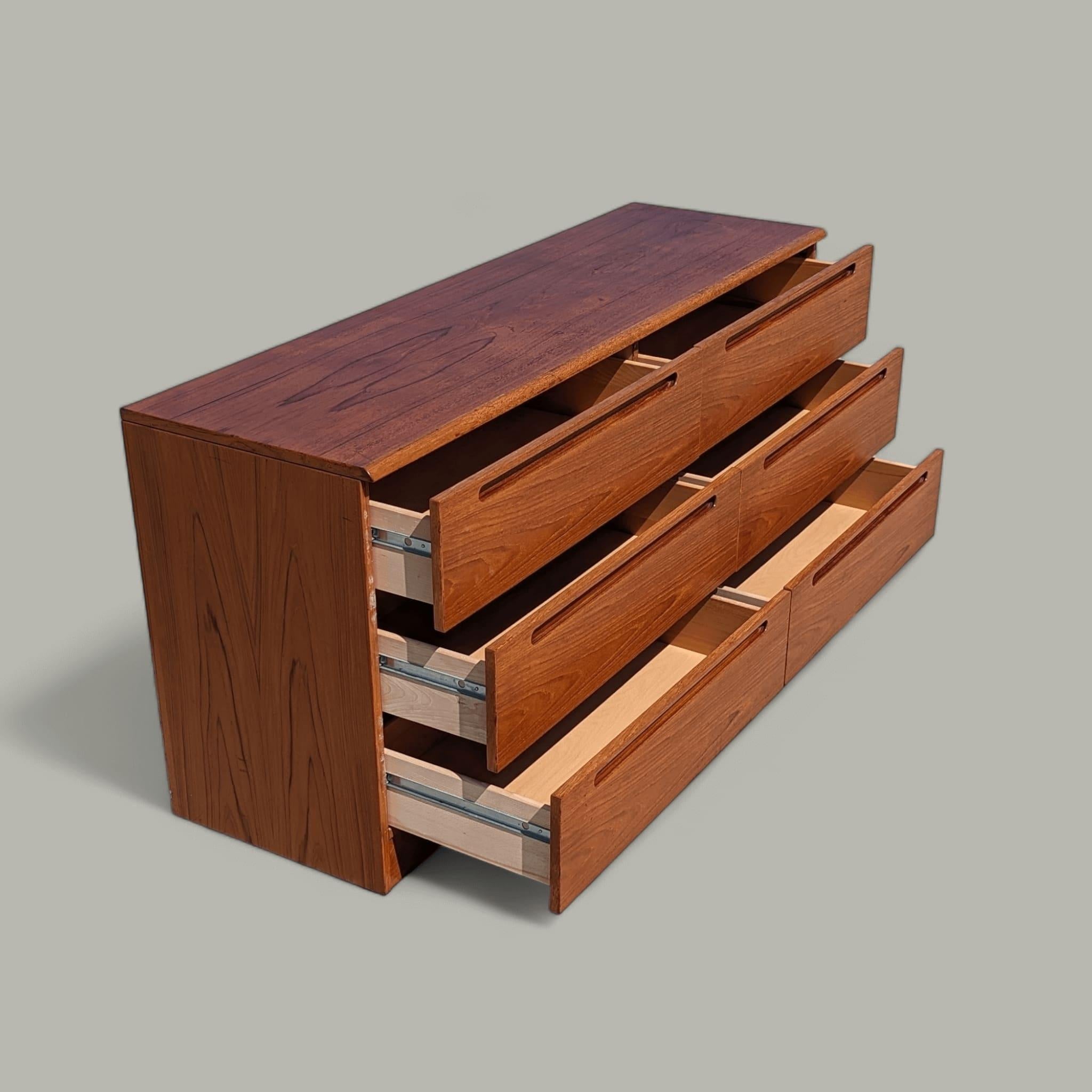 Teak Dresser, Vintage Mid Century Modern, Danish Modern, Sideboard, Credenza For Sale 3
