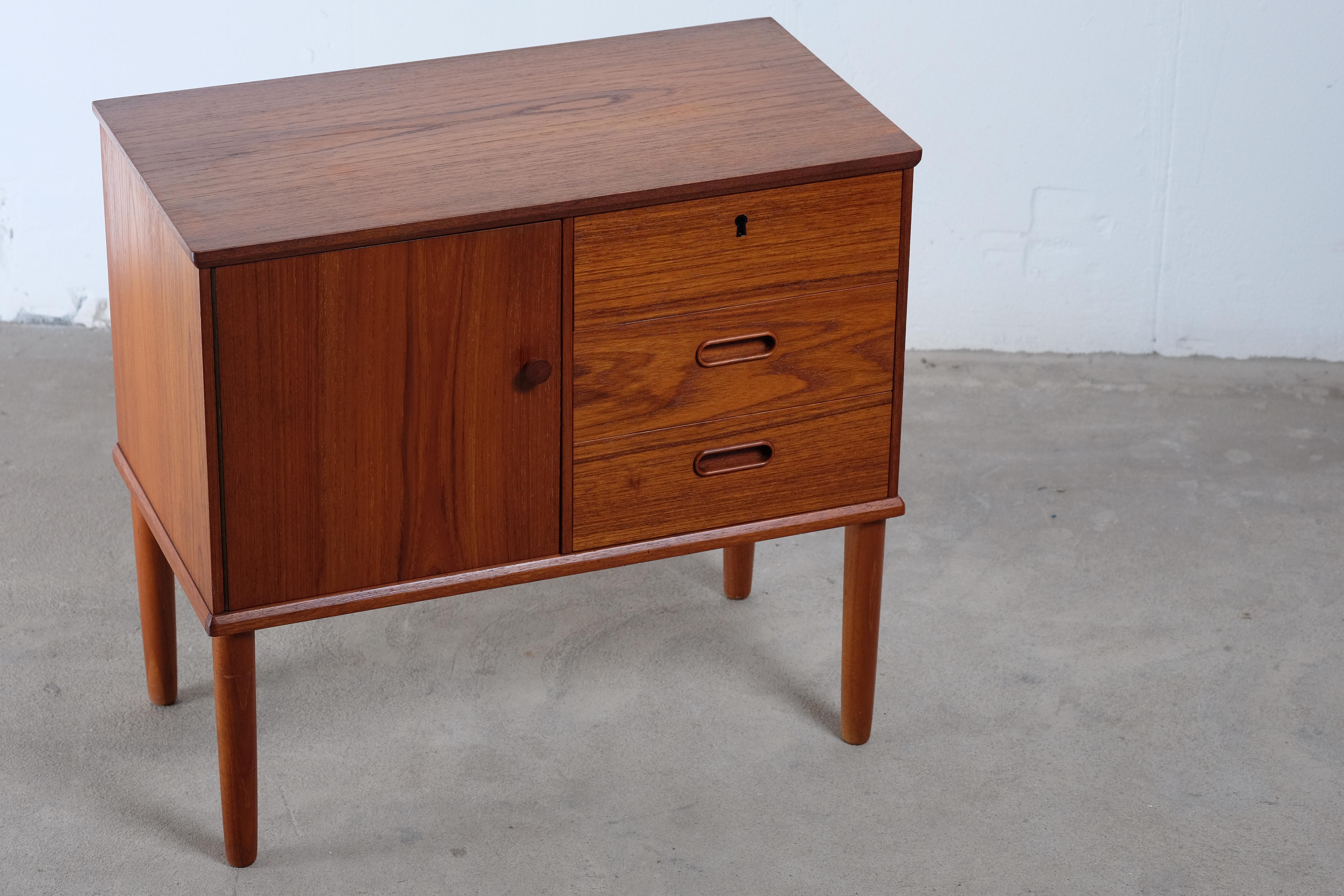 Small sideboard in teak features a door with storage room and 3 drawers.
Perfect for the hallway or as a TV furniture.
This piece would be a unique addition to any modern environment, it's in great vintage condition with few signs of wear.