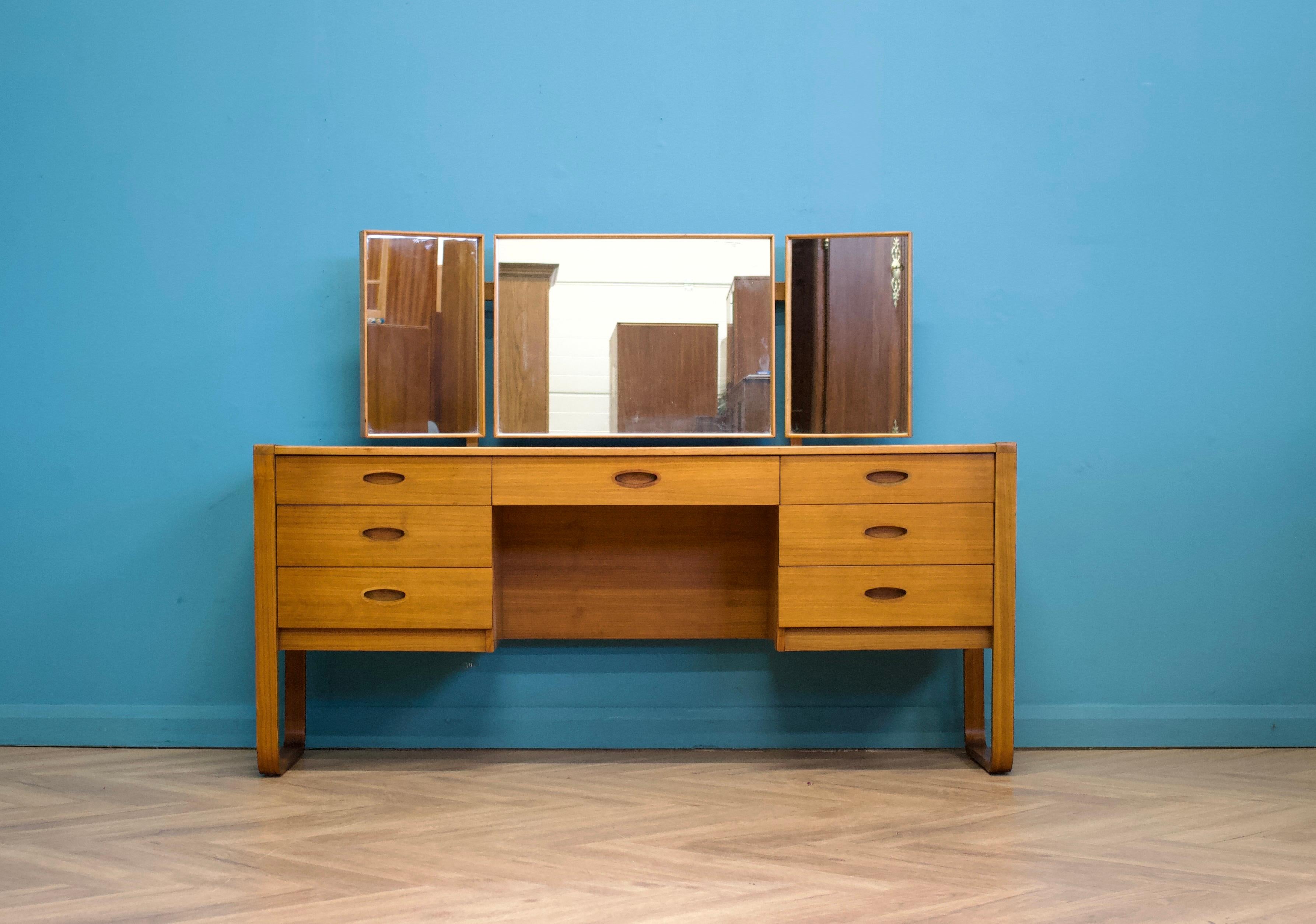 Teak Dressing Table and Stool from Uniflex, 1960s, Set of 2 In Good Condition In South Shields, GB