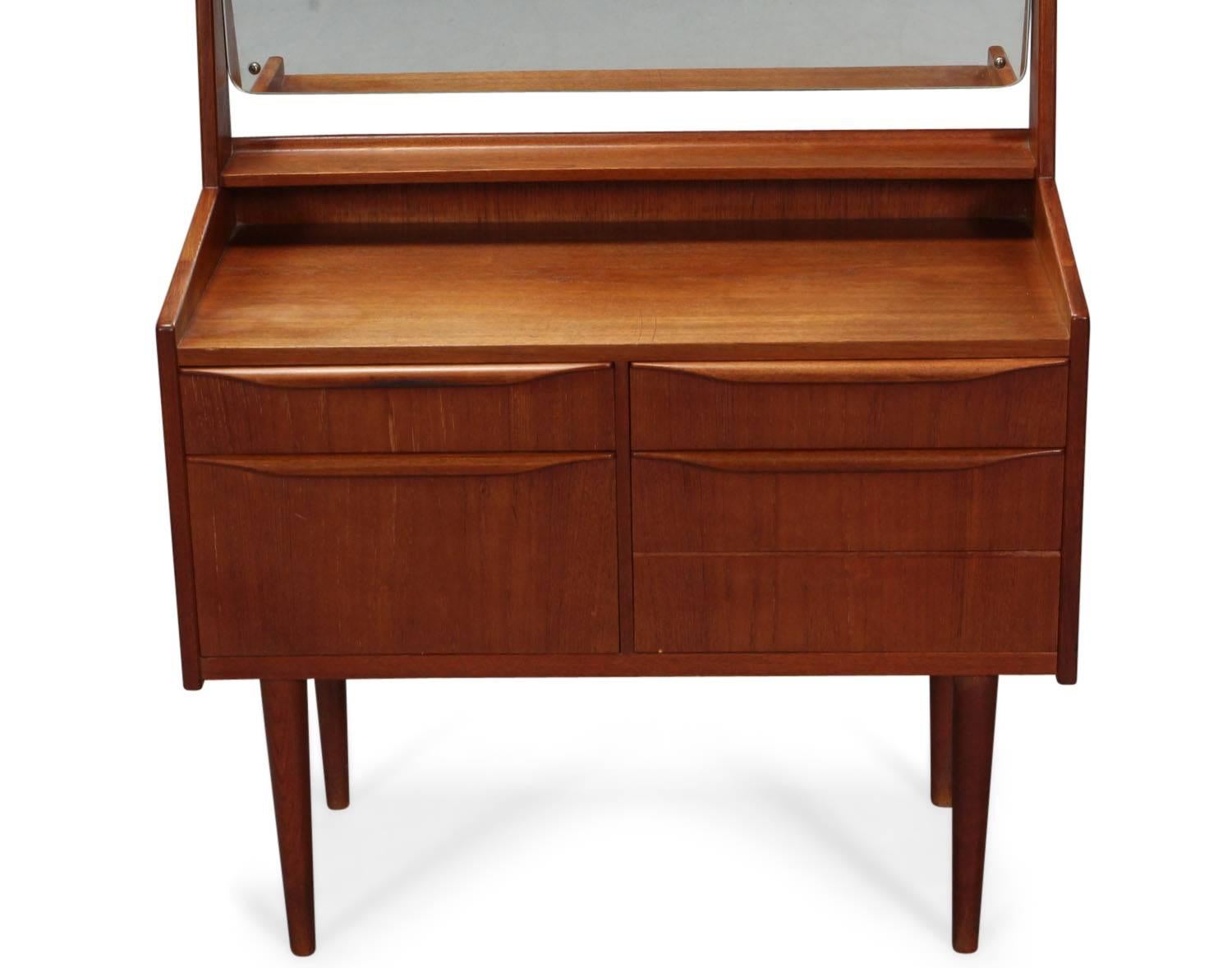 Finished teak wood dressing table, five drawers, round tapered legs, 1960. Danish furniture manufacturer.

Measures: H. 62-115, B. 80, D. 38 cm.

Traces of wear, a missing handle.