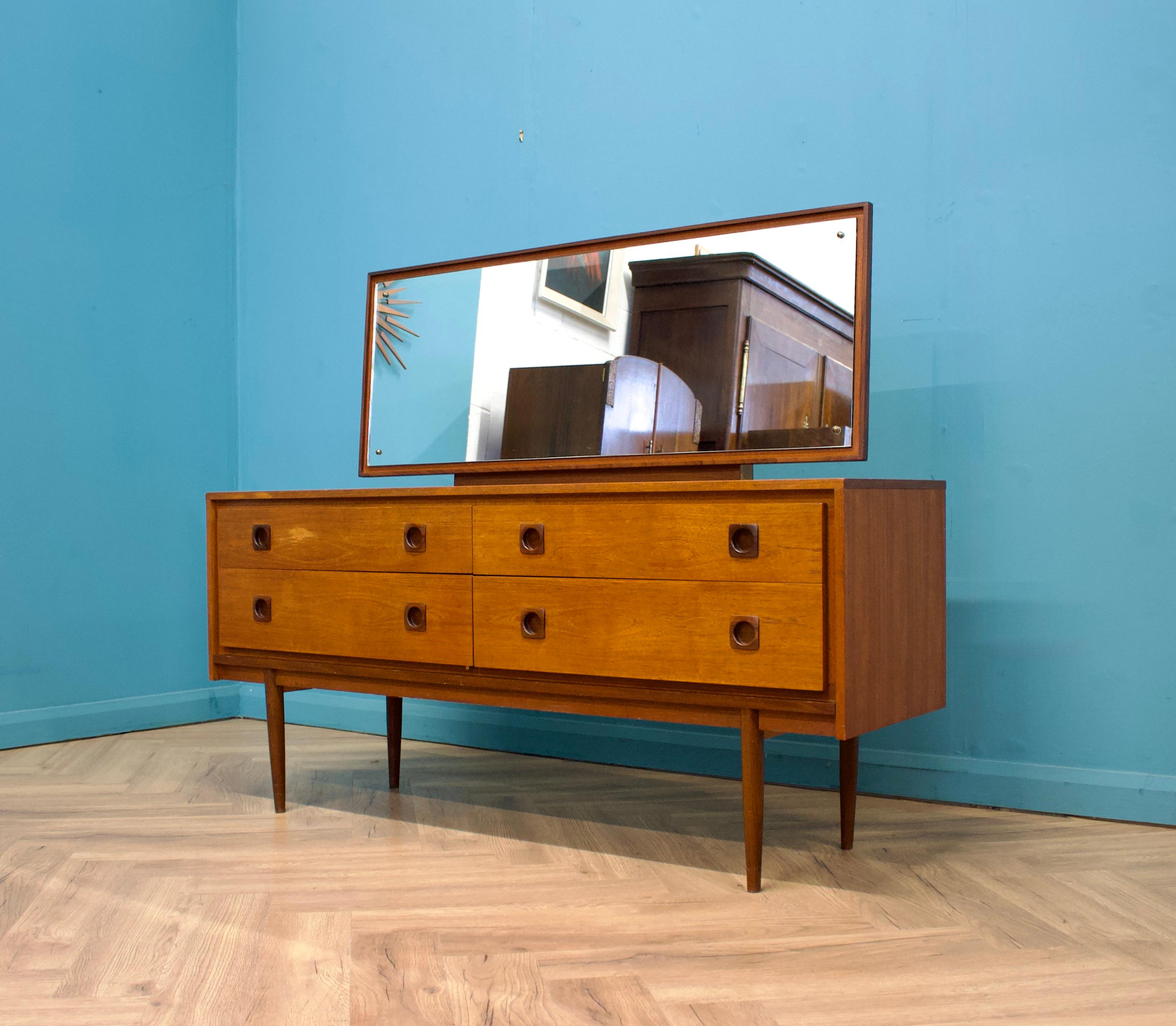 Mid-Century moderno Comodino o cassapanca in teak di Wrighton, anni '60 in vendita