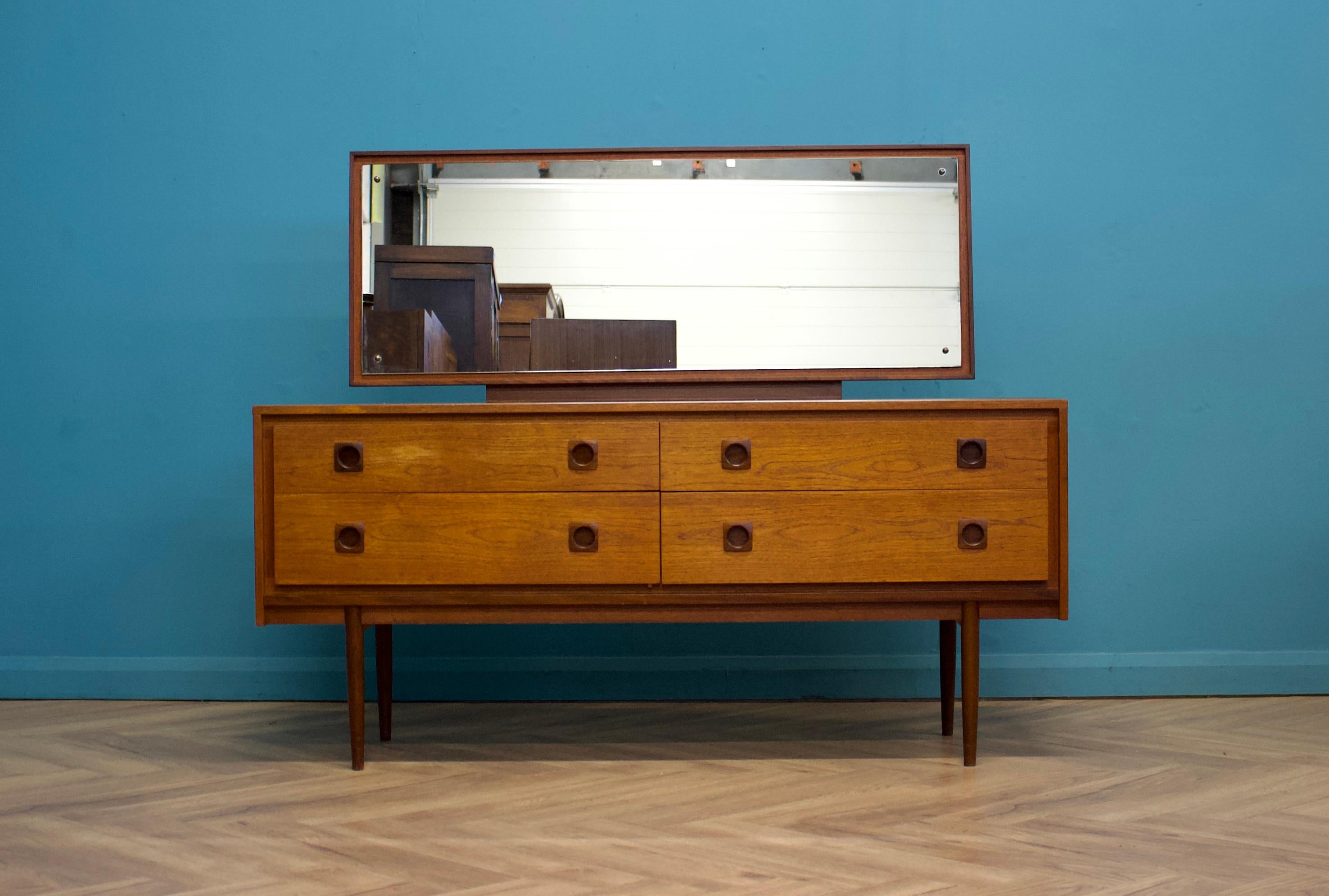 Britannico Comodino o cassapanca in teak di Wrighton, anni '60 in vendita