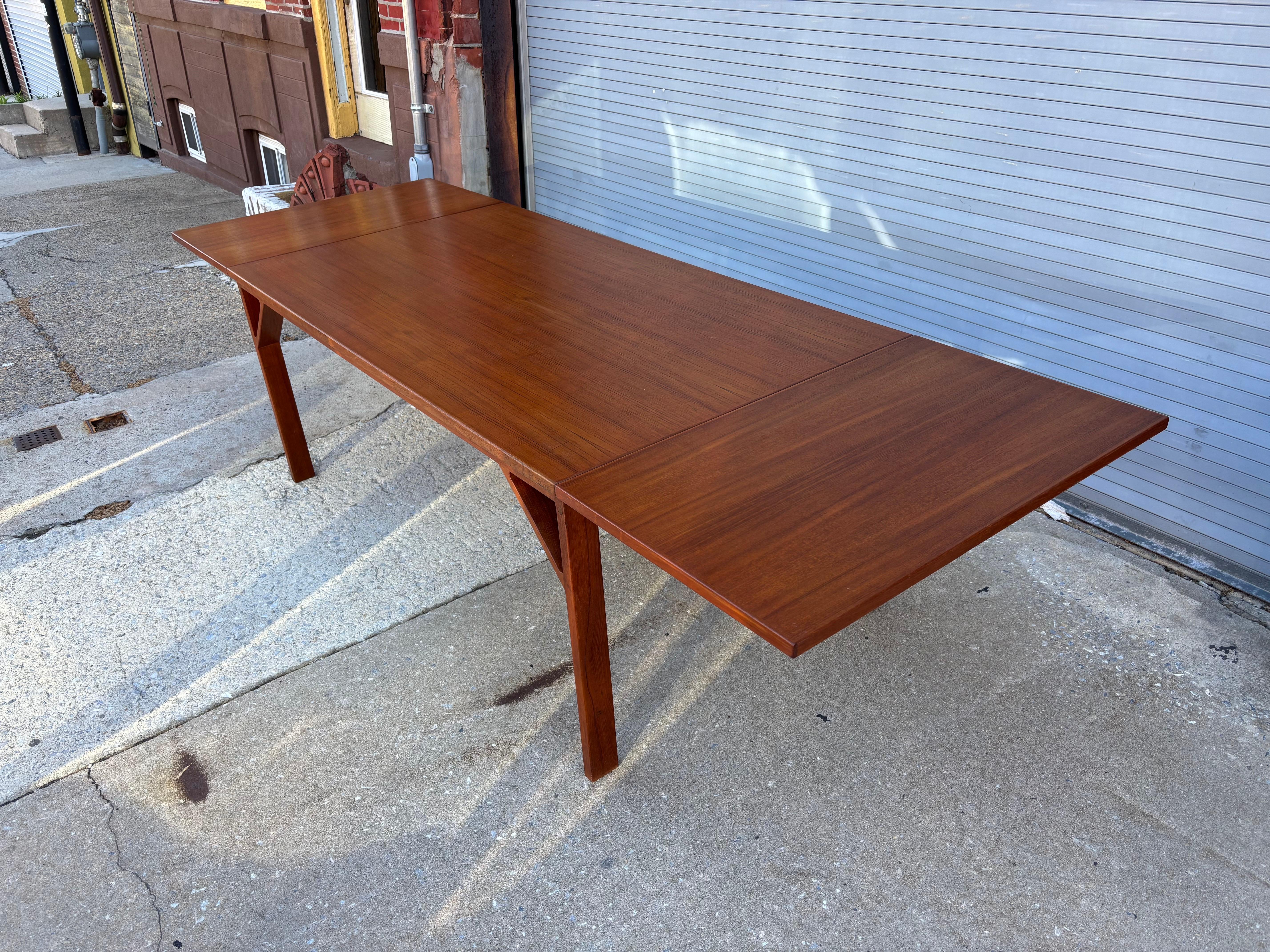 Scandinave moderne Teck  Table à manger dans le style de Borge Mogensen en vente