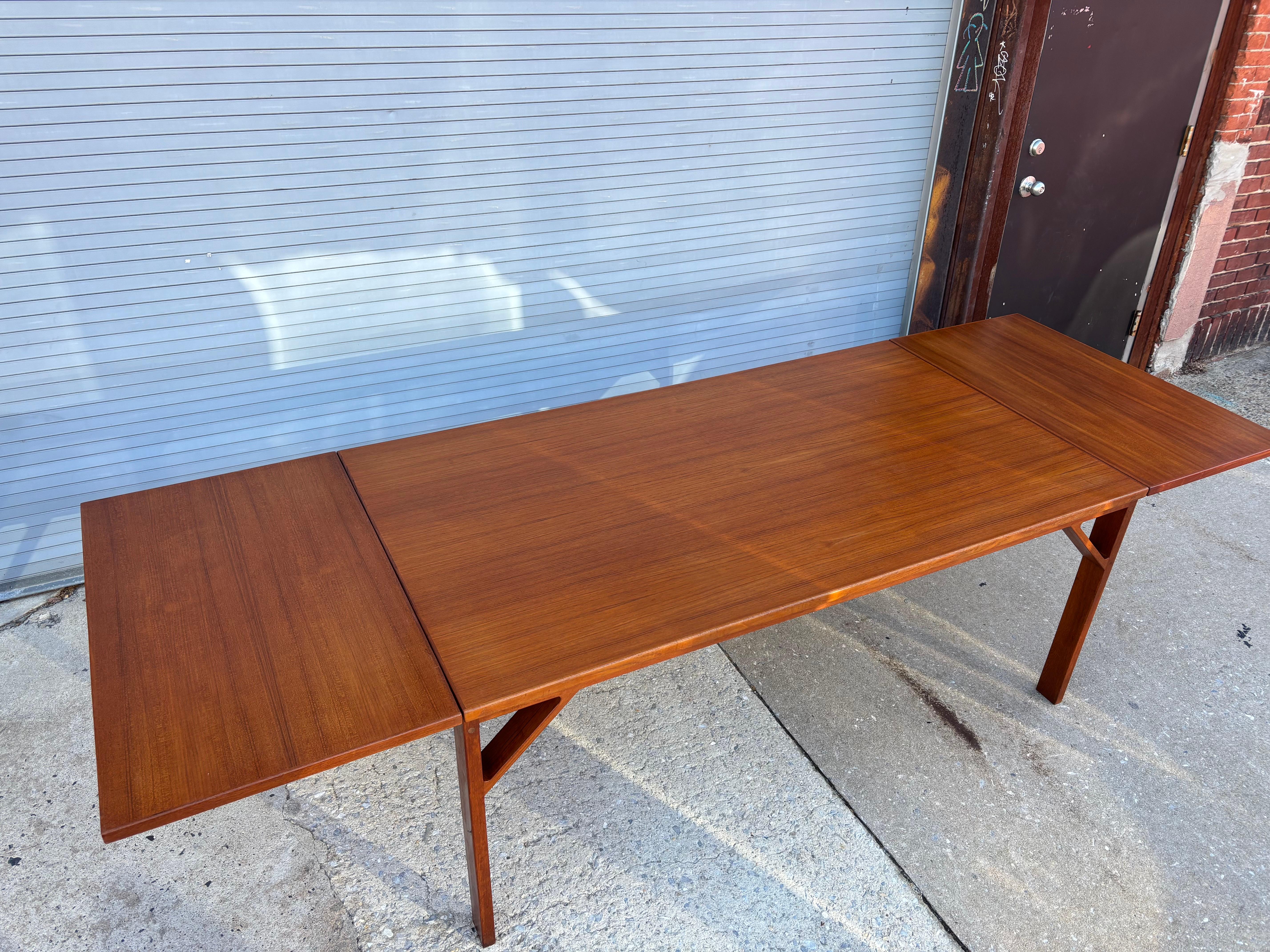 Teck  Table à manger dans le style de Borge Mogensen Bon état - En vente à Philadelphia, PA