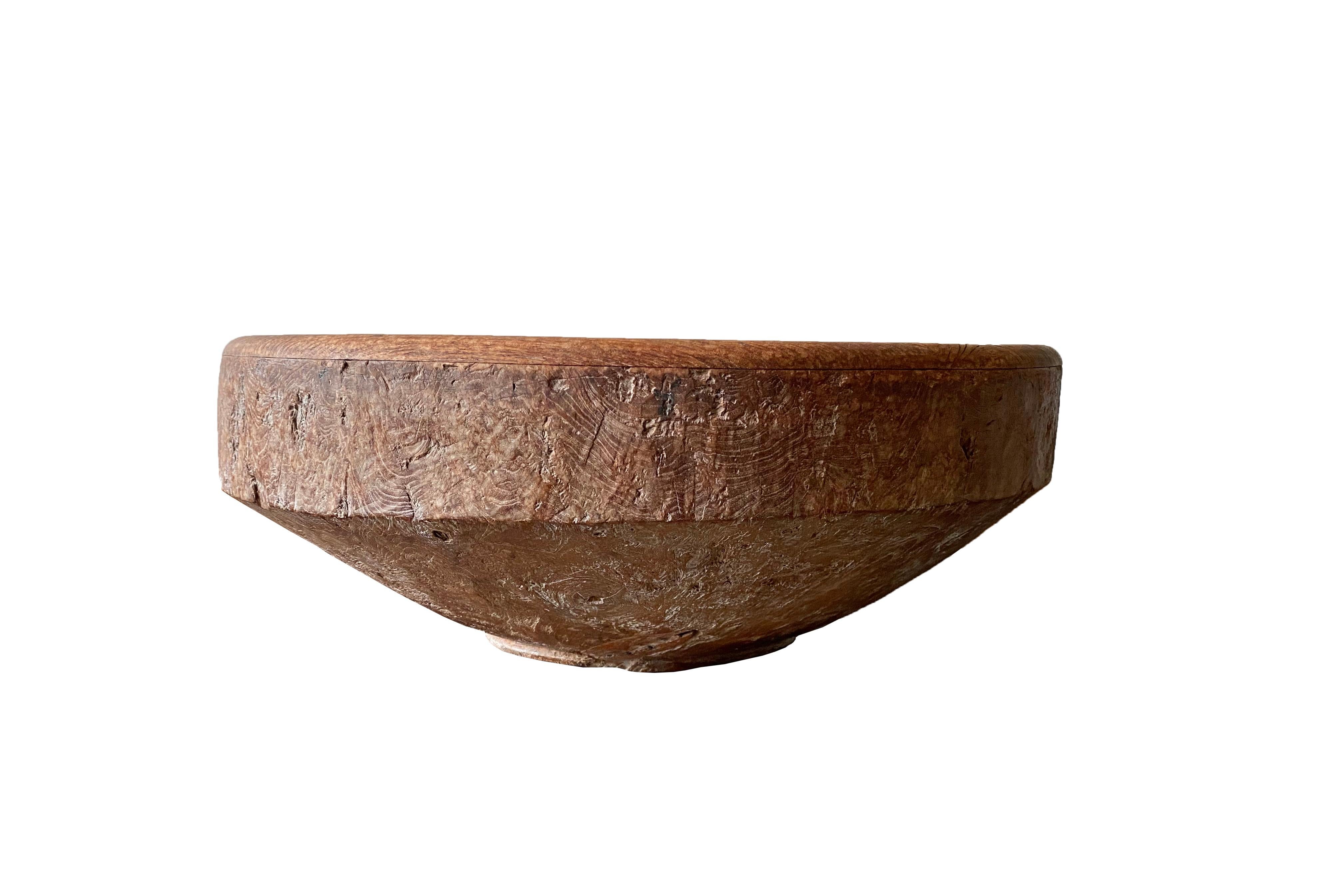 Diese Trommel aus Teakholz wurde auf der Insel Java in Indonesien hergestellt. Er ist in der Mitte hohl, weist aber eine robuste Struktur mit schönen Holzmustern auf. Perfekt als Couchtisch oder Sofatisch zu verwenden. 

Abmessungen: Höhe 28cm x