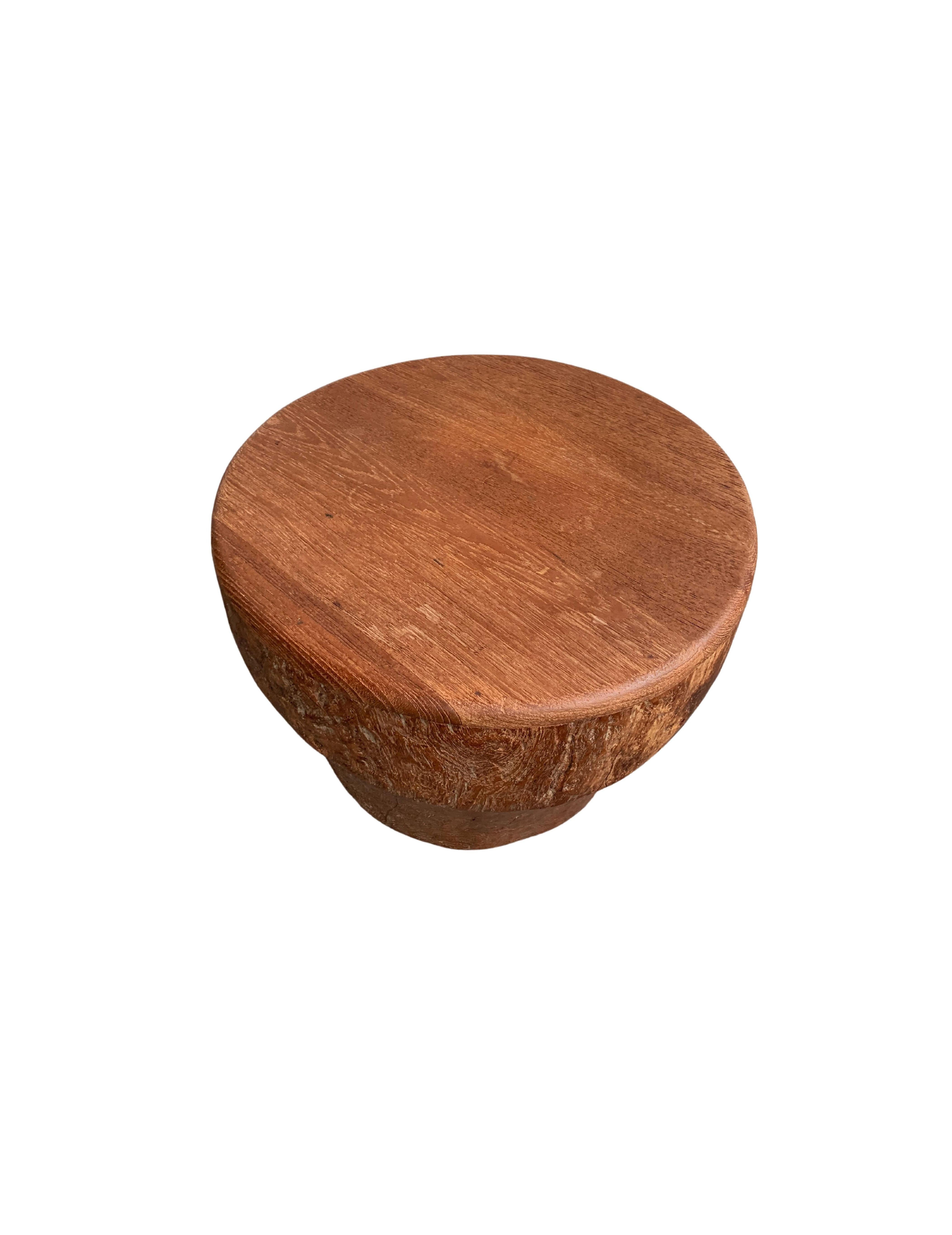 This teak drum was crafted on the island of Java, Indonesia. It is slightly hollow in the centre but features a robust structure with beautiful wood patterning. Perfect to be used as a coffee table or sofa table. 

 