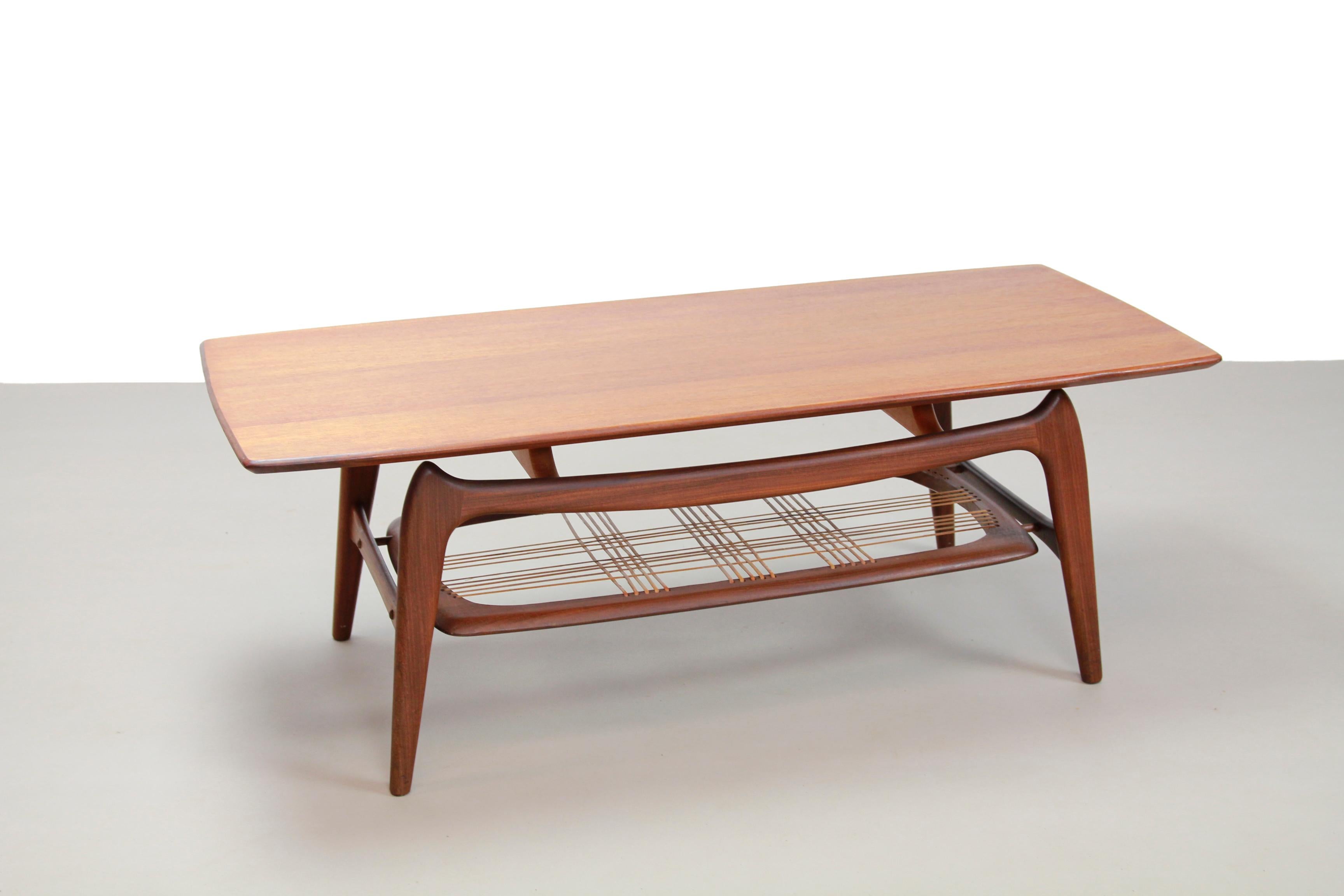 Teak Dutch design coffee table by Louis van Teeffelen for WeBe In Good Condition In Amsterdam, Noord Holland