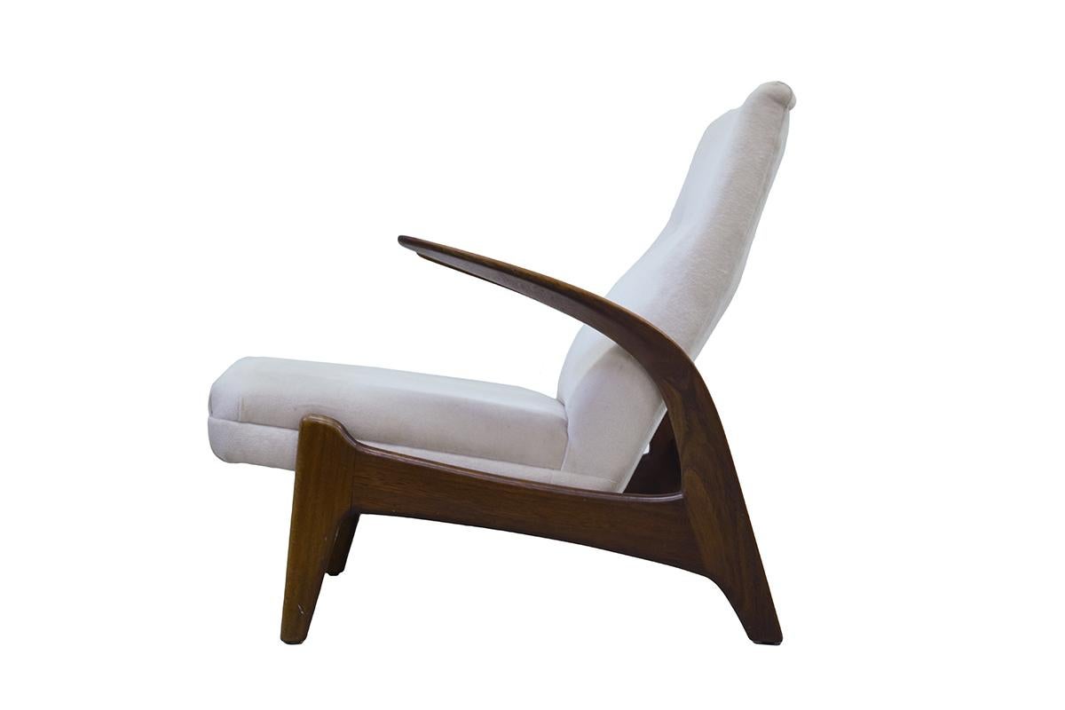 Organic shaped Teak easy chair, designed by Rastad & Adolf Relling for the Norwegian Arnestad Bruk. Designed and made in the 1950s. In a white upholstery, timeless modern design, perfect in combination with the white sofa. 

 