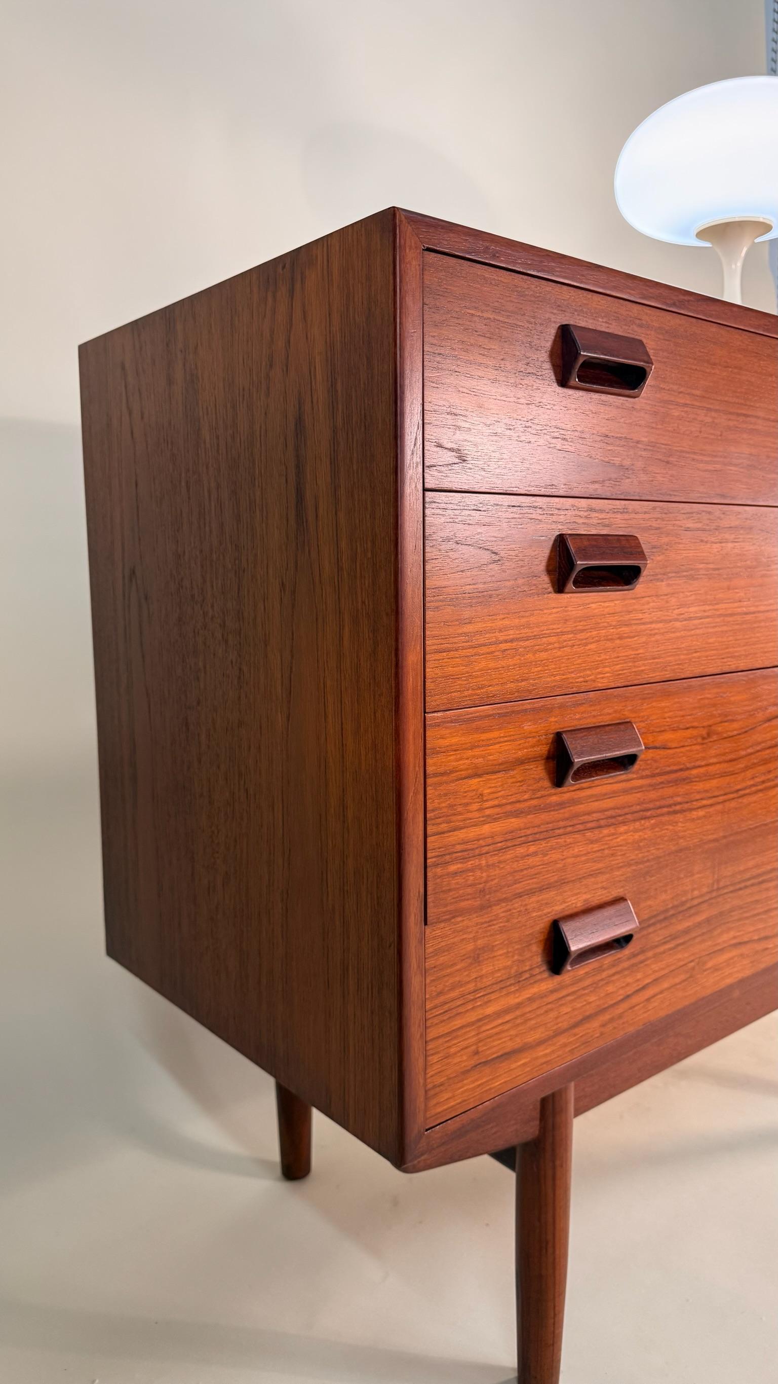 Teak Eight-Drawer Dresser by Børge Mogensen Teak Eight-Drawer Dresser Bon état - En vente à San Diego, CA