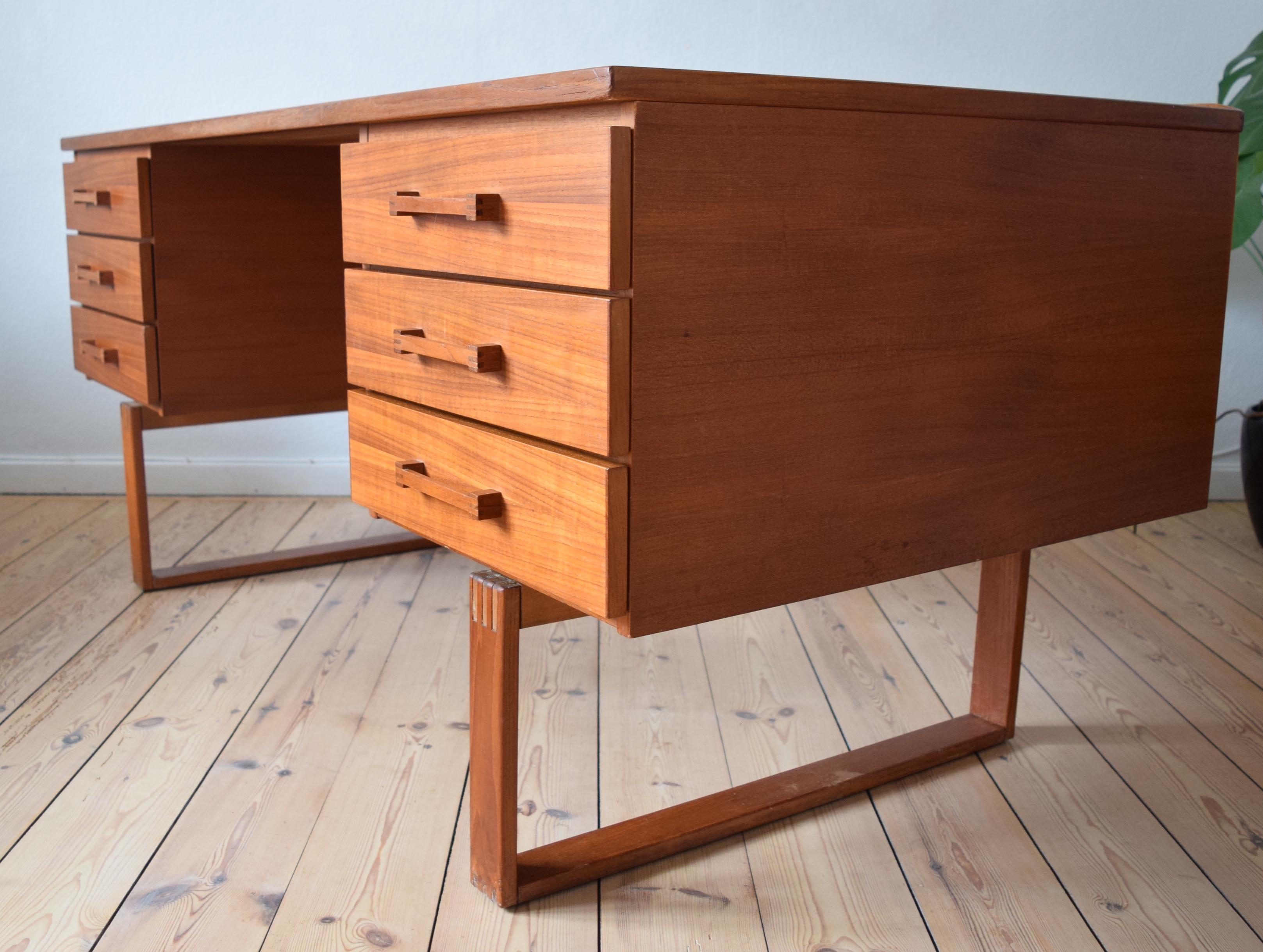 Teak Executive Desk by Henning Jensen & Torben Valeur, 1960s In Good Condition For Sale In Nyborg, DK