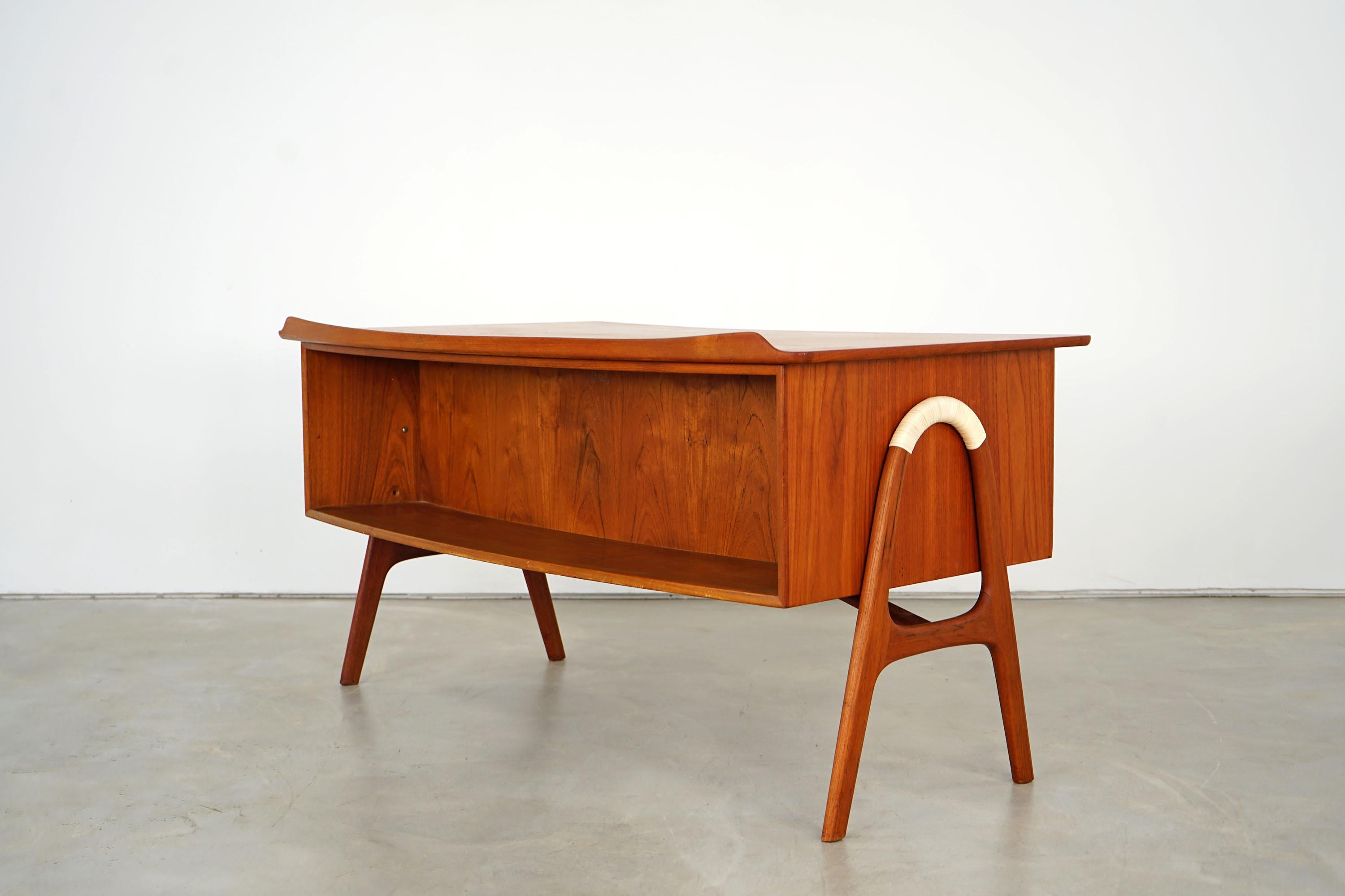 Teak Executive Desk by Svend A. Madsen for Sigurd Hansen, 1950s (Mitte des 20. Jahrhunderts)