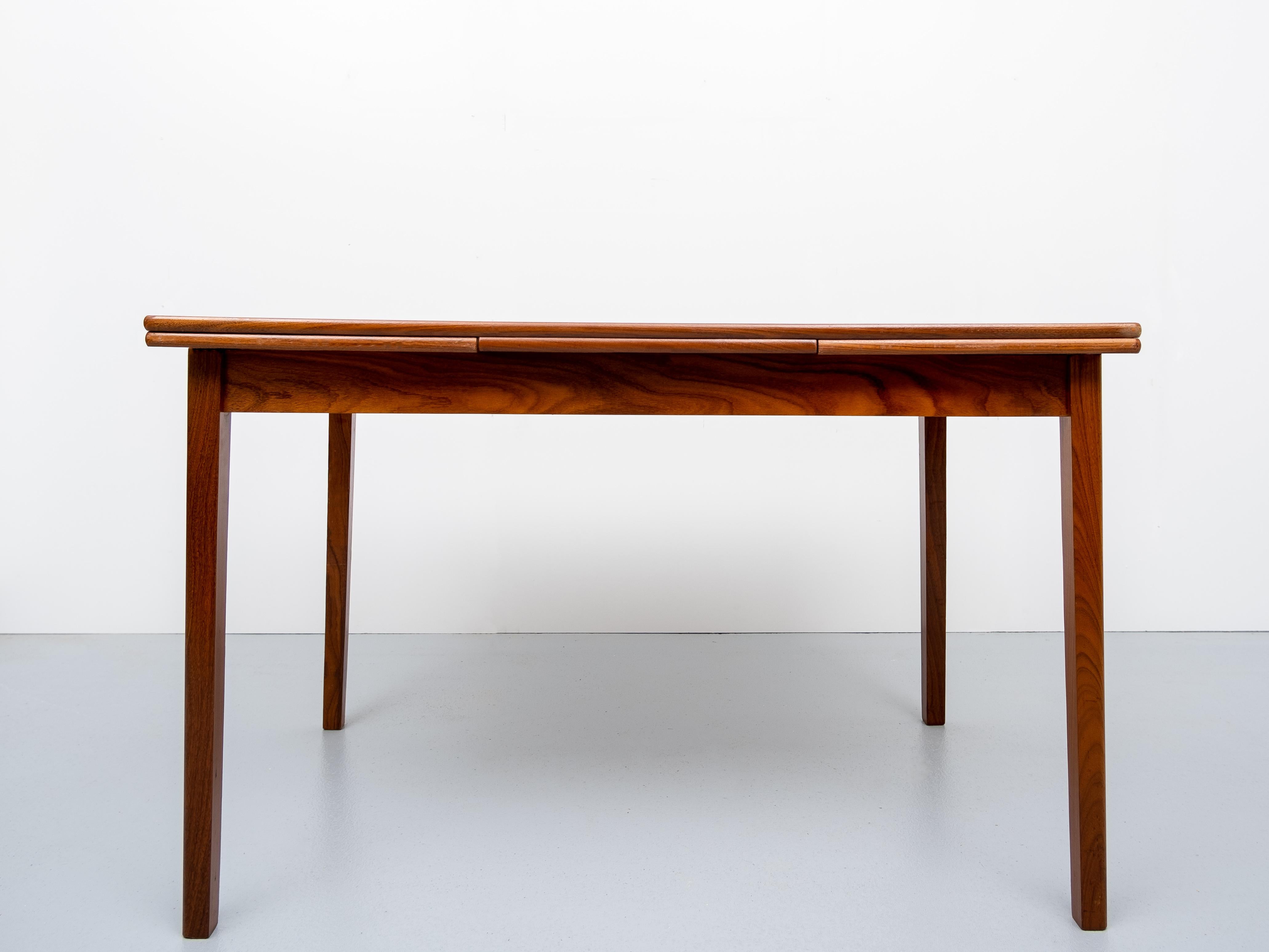 Teak expandable dining table Dutch 1960. Good looking teak dining table. Comes with
two sliding out leafs. Good condition. Solid teak legs and rim. The table extent from 120cm /200 cm.