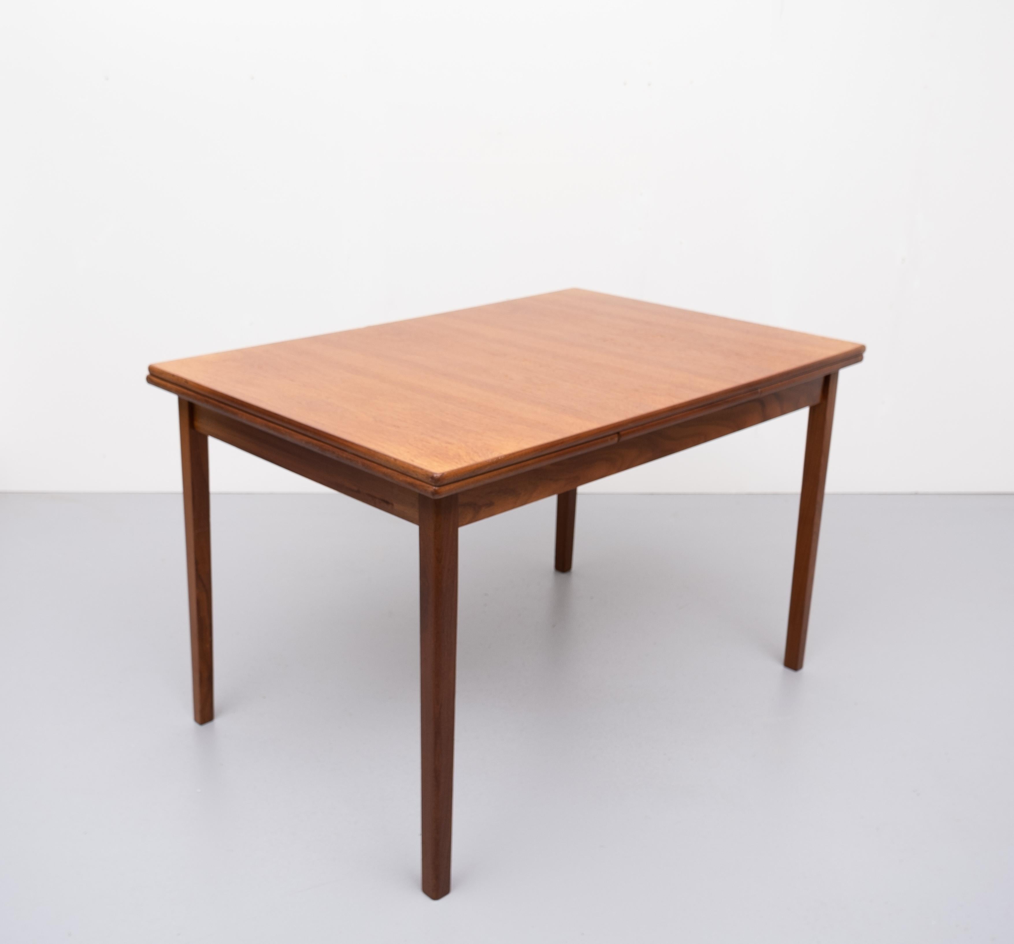Teak Expandable Dining Table Dutch, 1960 In Good Condition For Sale In Den Haag, NL